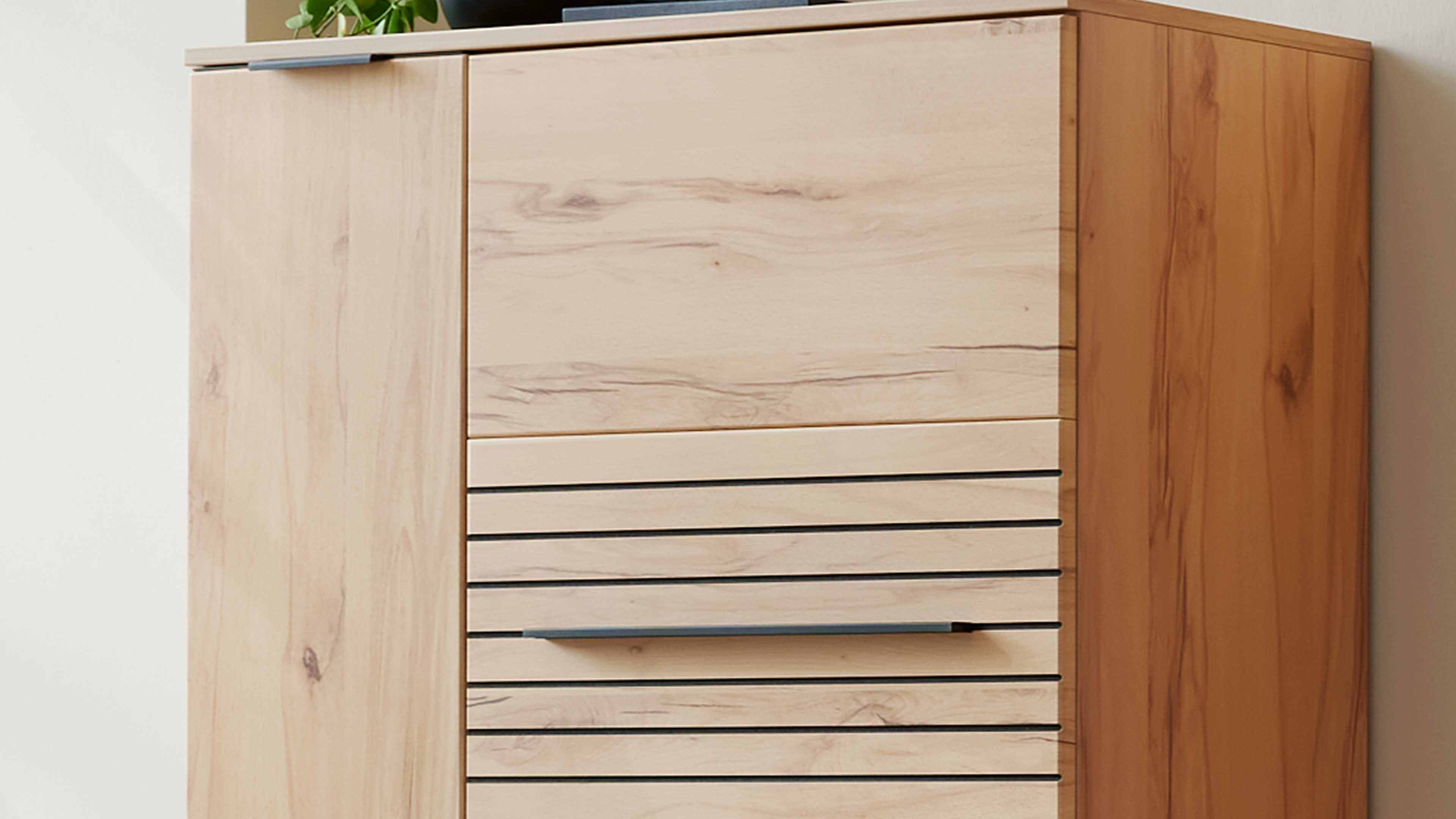Kompaktes Highboard in Risseiche Dekor mit Türen und Schubladen für zusätzlichen Stauraum im Wohnbereich