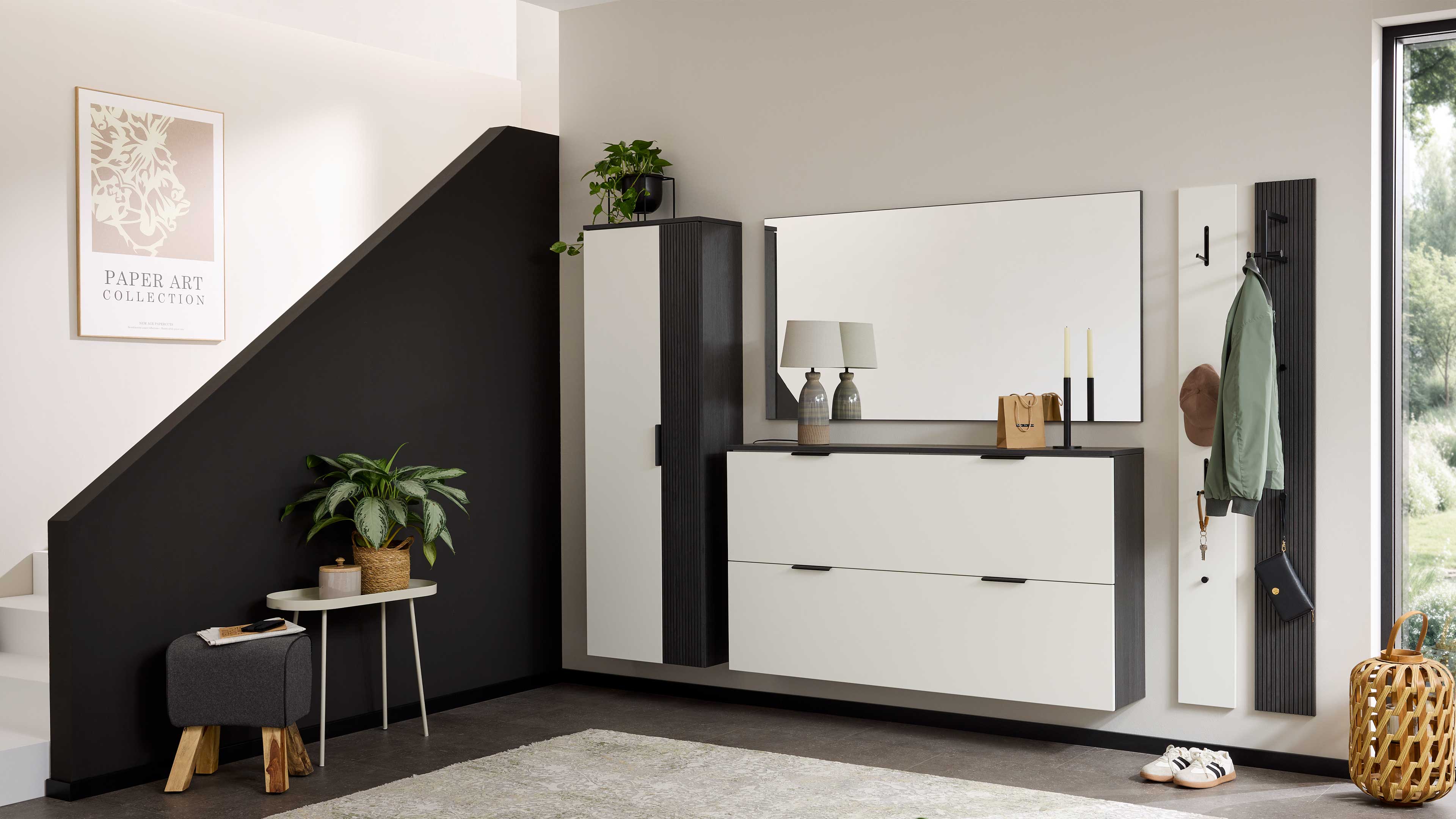 Moderne Garderobenkombination in Weiß und Schwarz mit Spiegel, Stauraum und eleganten Fronten