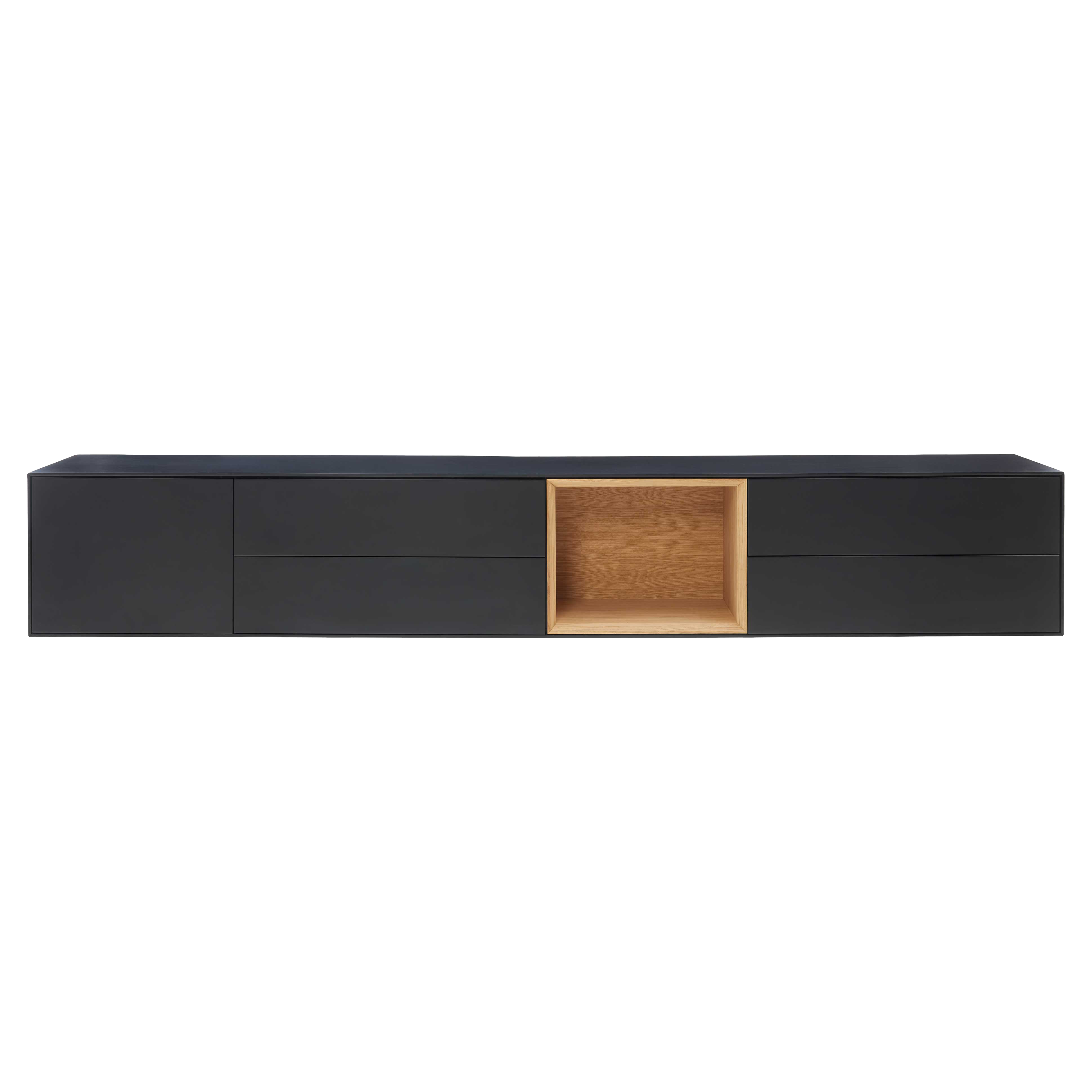 Schwarzes Lowboard mit Schubladen und offenem Holzfach ergänzt die TV-Wand mit praktischem Stauraum und klarer Linienführung