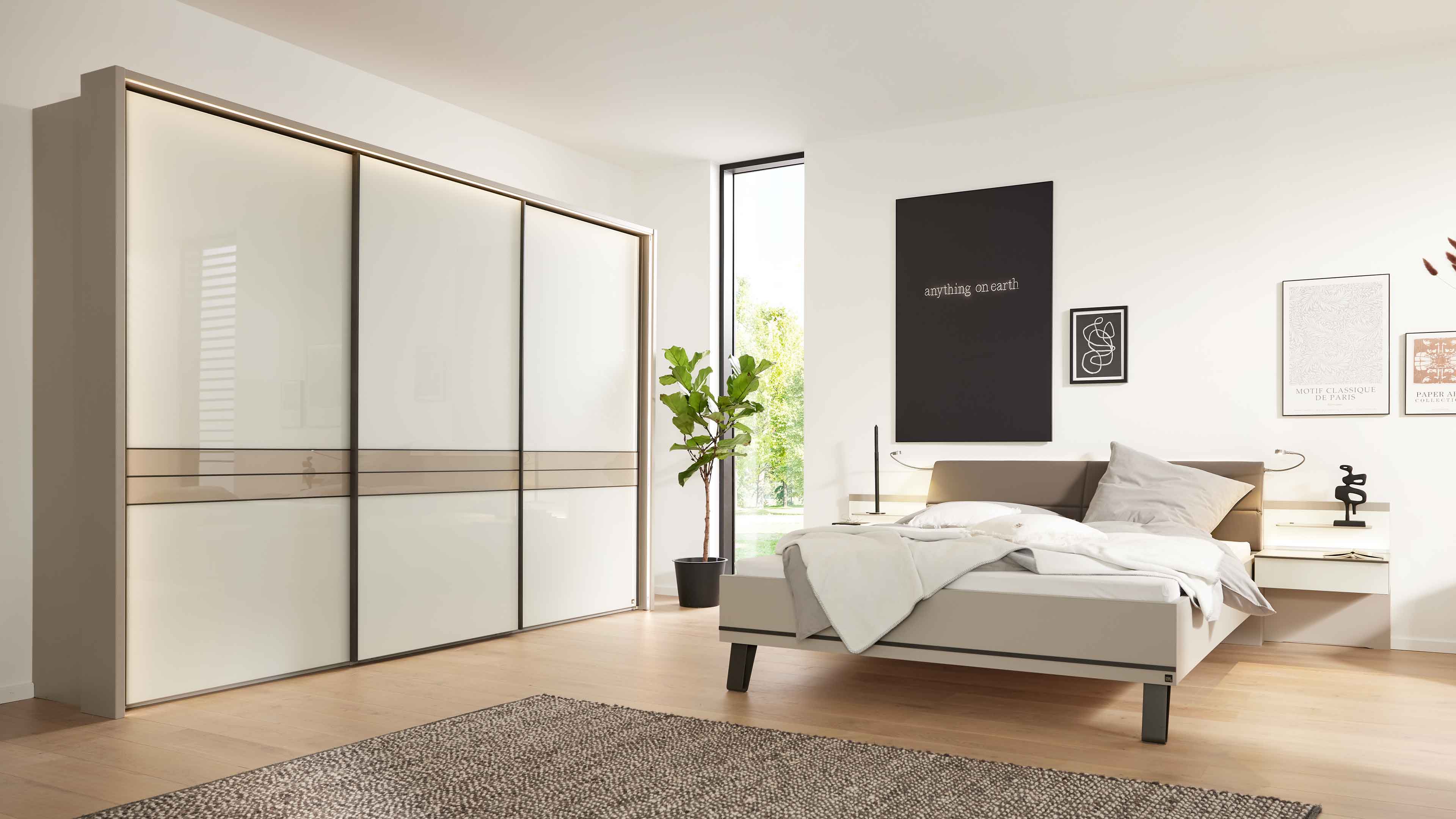 Vierteiliges Schlafzimmer in Kieselgrau und Weiß mit Bett, Nachtkonsolen und großem Kleiderschrank im modernen Design.