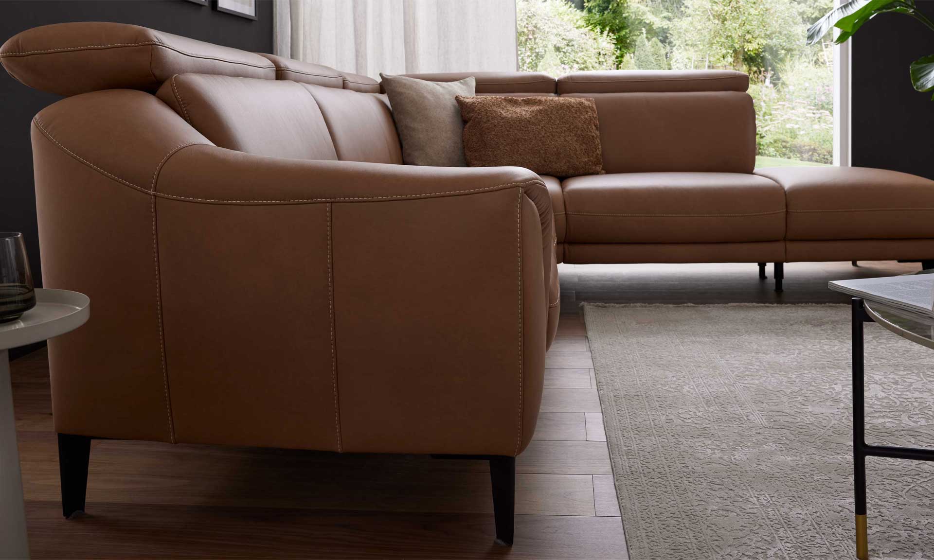 Leder-Ecksofa in Haselnussbraun, mit schwarzen Metallfüßen