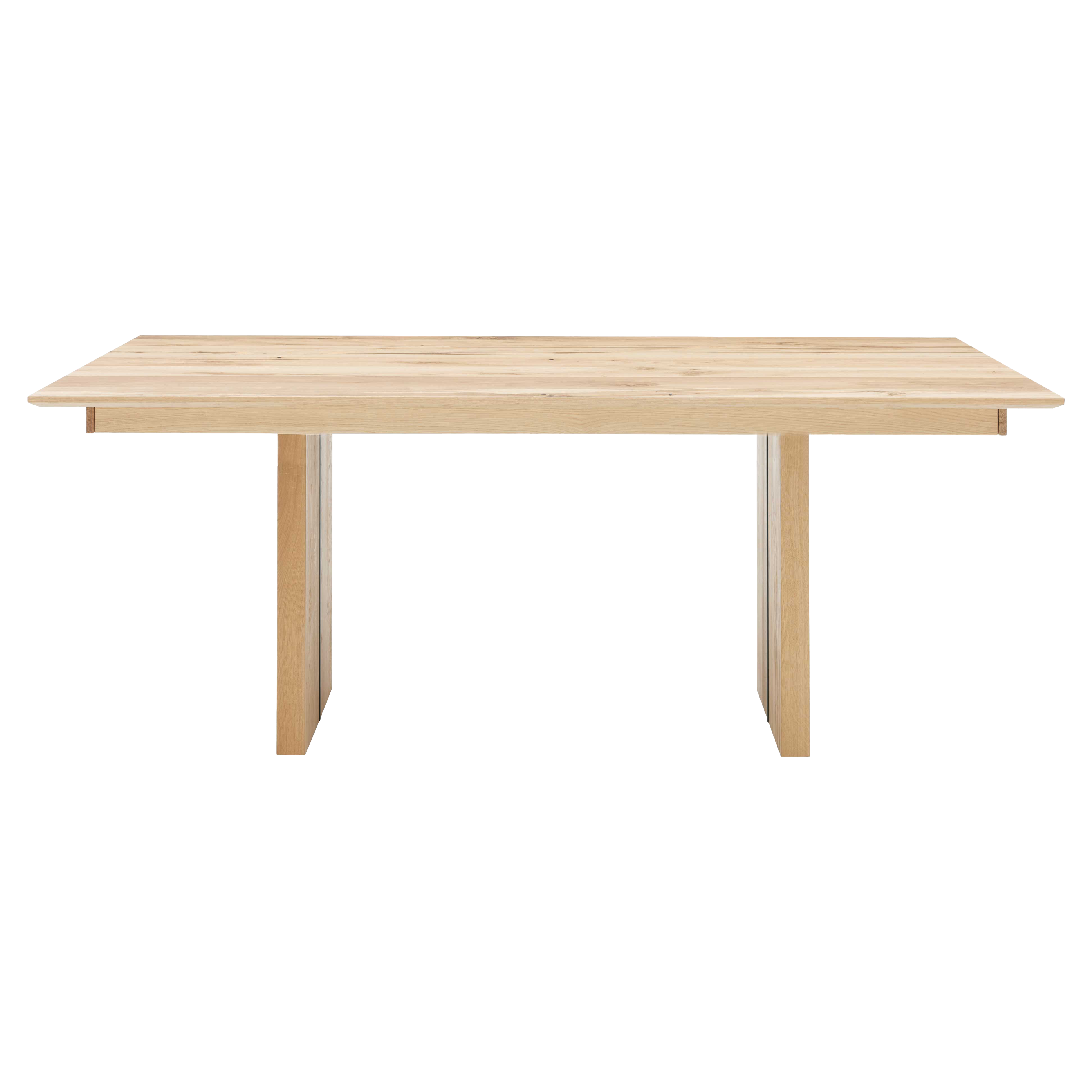Tisch aus hellem Holz mit rechteckiger Platte und zwei mittig angebrachten, breiten Stützfüßen.