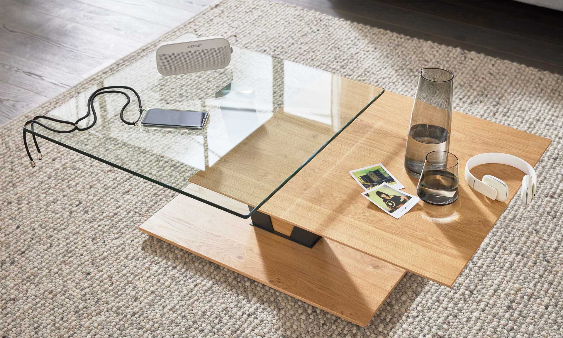 Couchtisch mit Eichefurnier und drehbarer Glasplatte