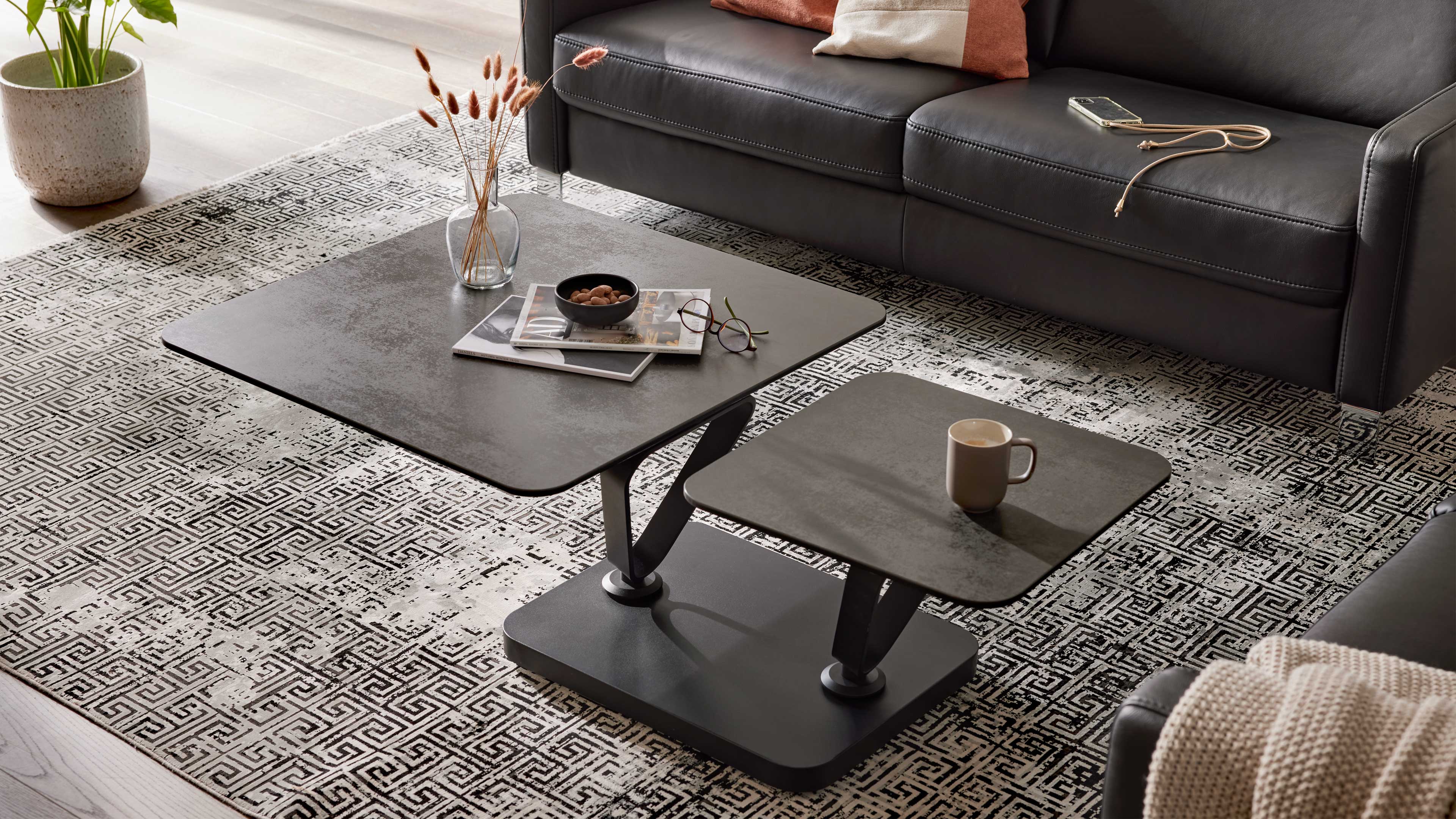 Couchtisch mit schwenkbaren Keramikplatten und schwarzem Sockel