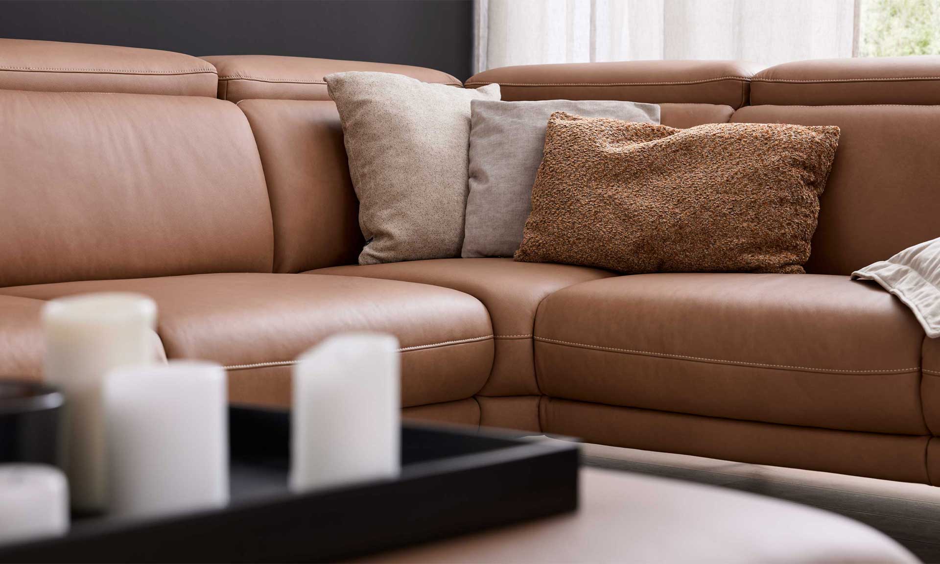 Leder-Ecksofa in Haselnussbraun, mit schwarzen Metallfüßen
