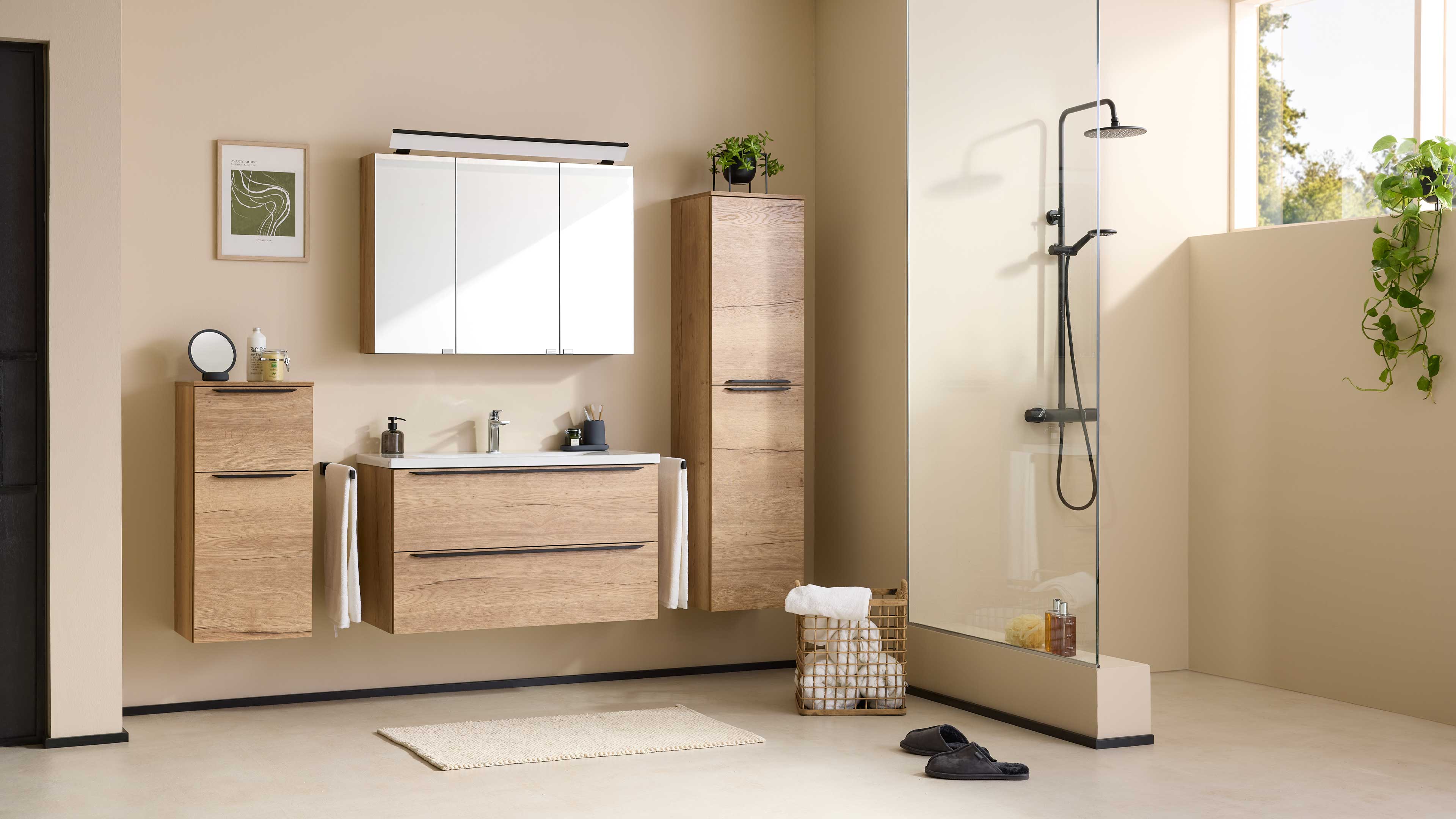 Hängender Waschtischunterschrank in Holzoptik mit weißer Aufsatzplatte, Spiegelschrank oben, zwei seitliche Hängeschränke und Duschbereich.