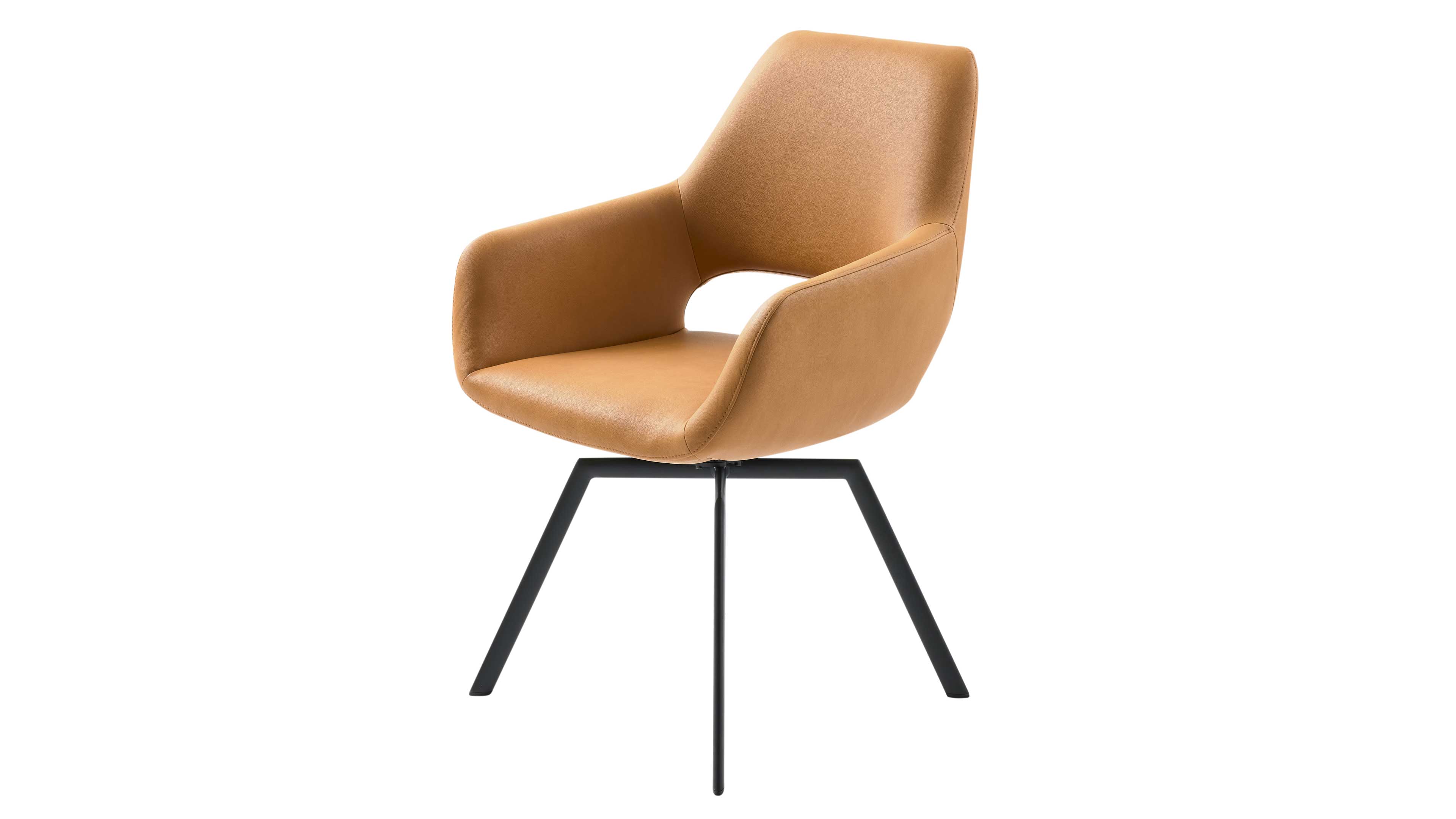 Cognacfarbener Stuhl mit schalenförmiger Rücken- und Armlehne, offenem Ausschnitt unter der Lehne und schwarzem Dreibein-Gestell.