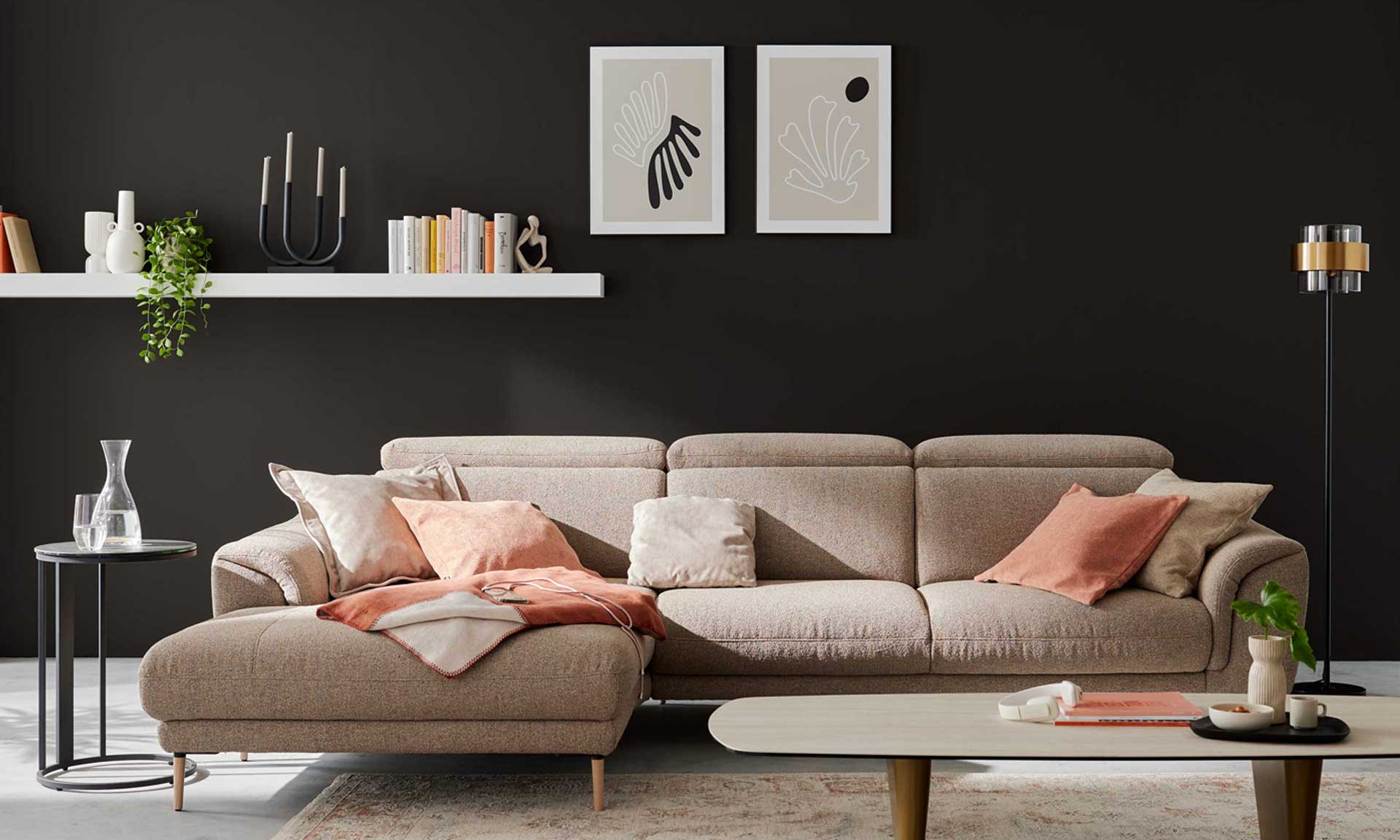Ecksofa mit meliertem Stoff in Sand und schwarzen Winkelfüßen