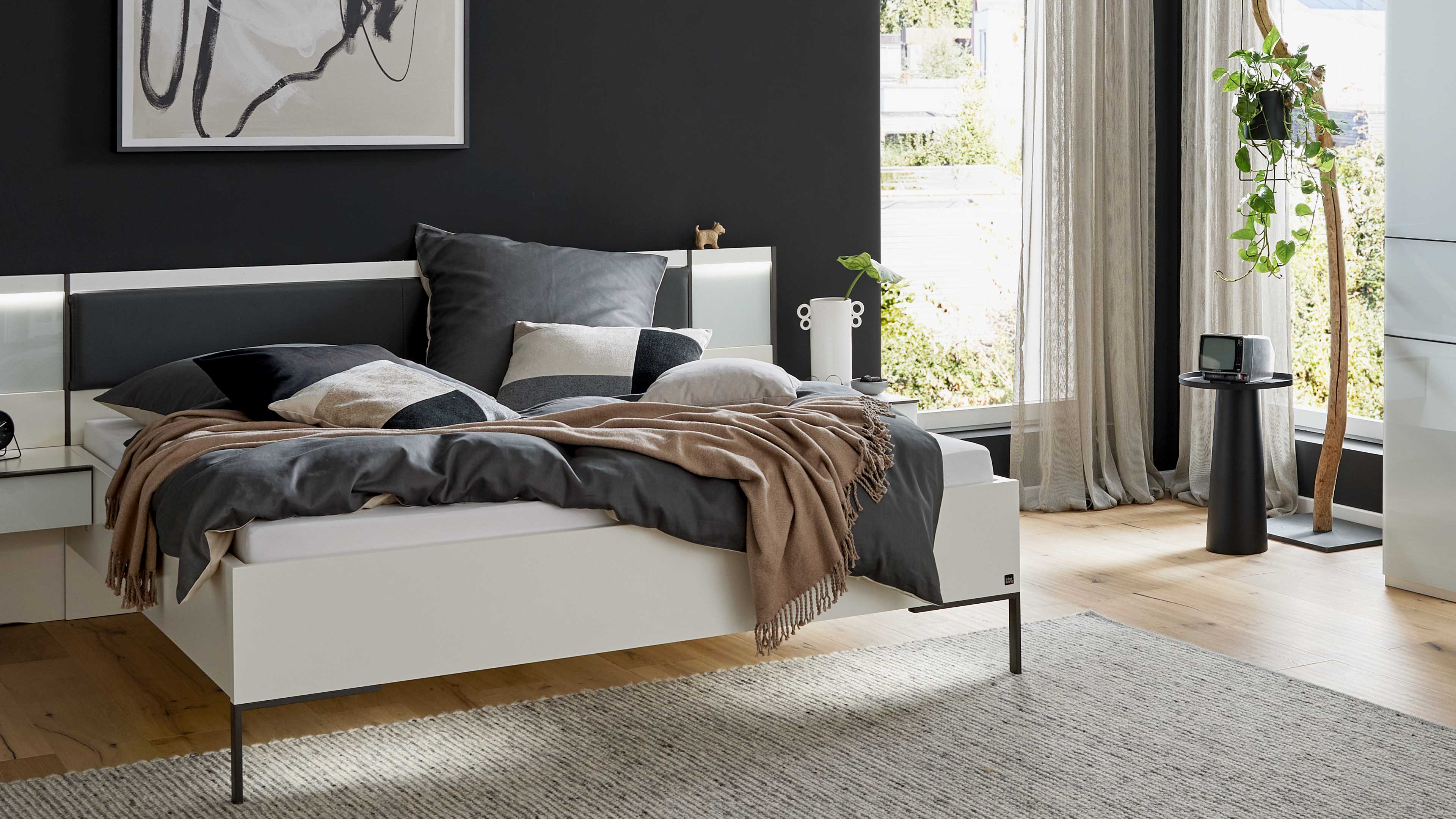 Doppelbett in Weiß Hochglanz mit schwebender Optik, Polsterkopfteil in Dunkelgrau