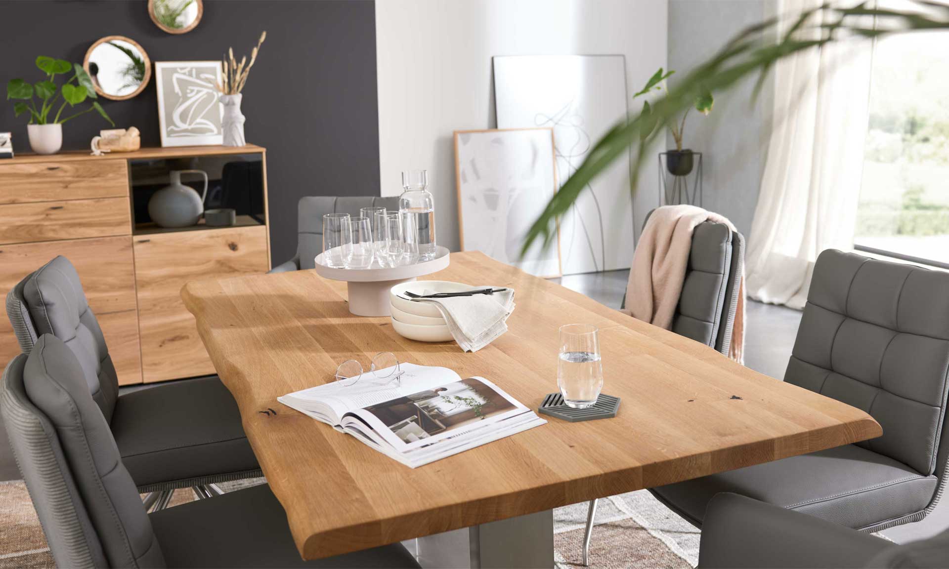Esstisch mit massiver Holzplatte aus heller Eiche und Edelstahlgestell