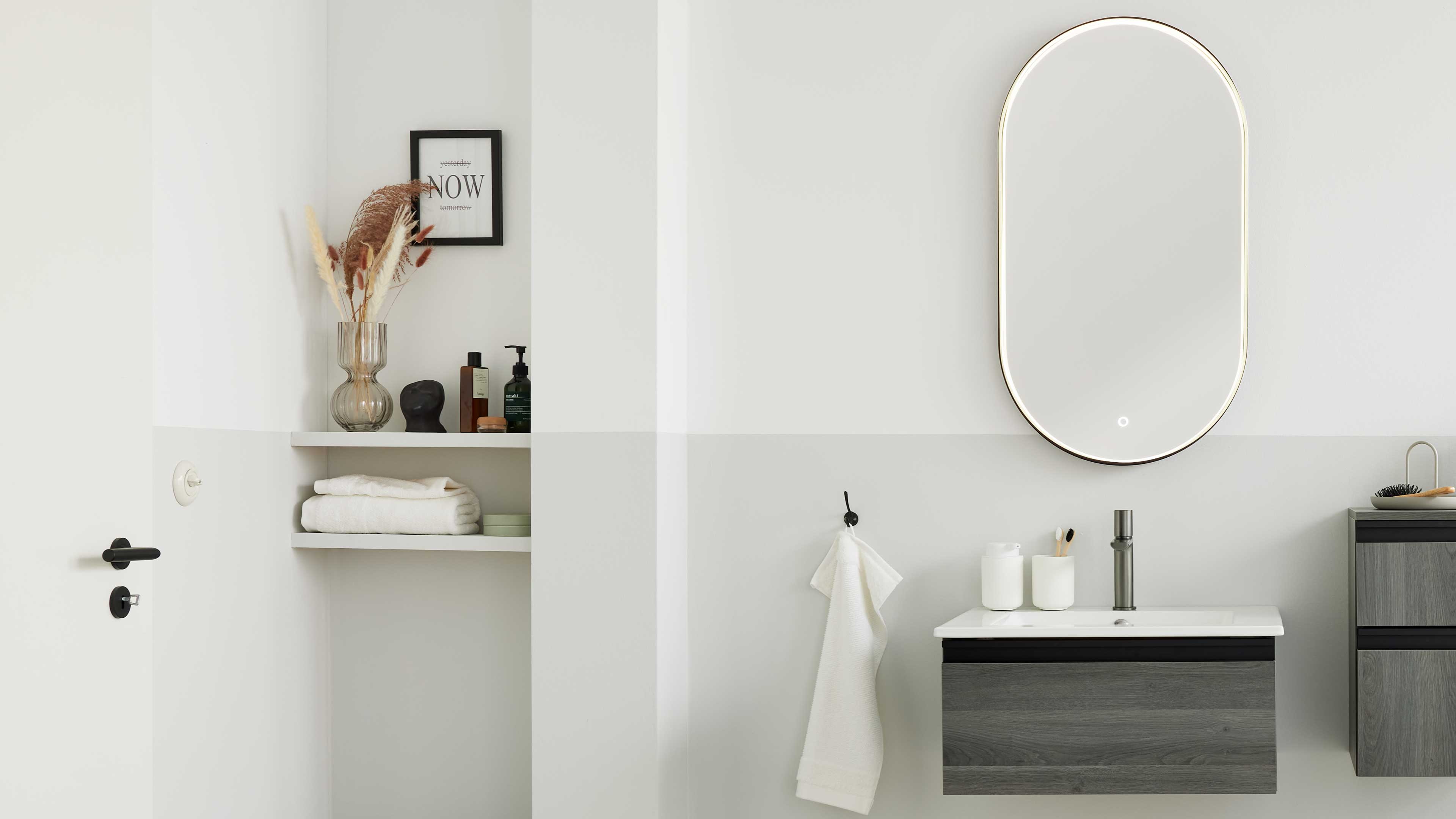 Modernes Badmöbel-Set in grauer Holzoptik und abgerundetem Spiegel