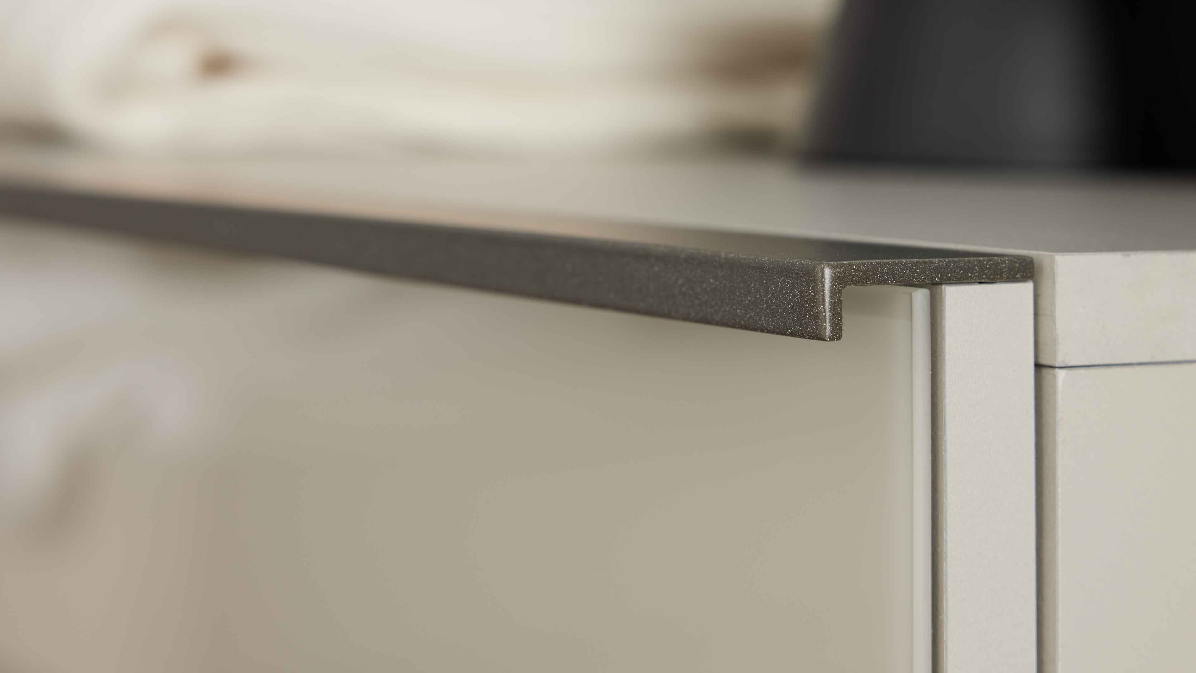 Vierteiliges Schlafzimmer in Kieselgrau und Weiß mit Bett, Nachtkonsolen und großem Kleiderschrank im modernen Design.