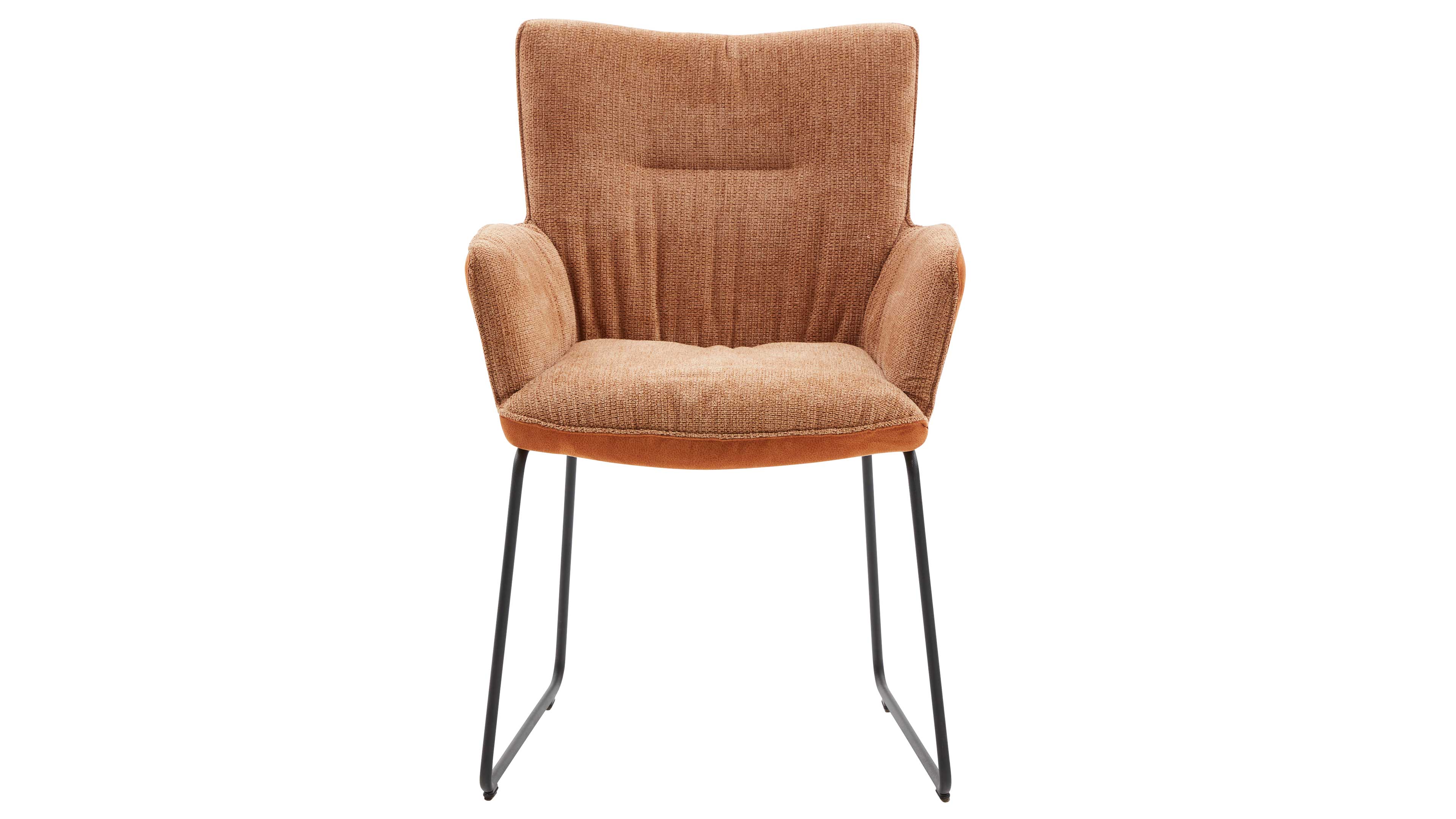 Sessel mit hellbraunem, strukturiertem Polster, integrierten Armlehnen und gepolstertem Sitz auf schwarzen Metallkufen.