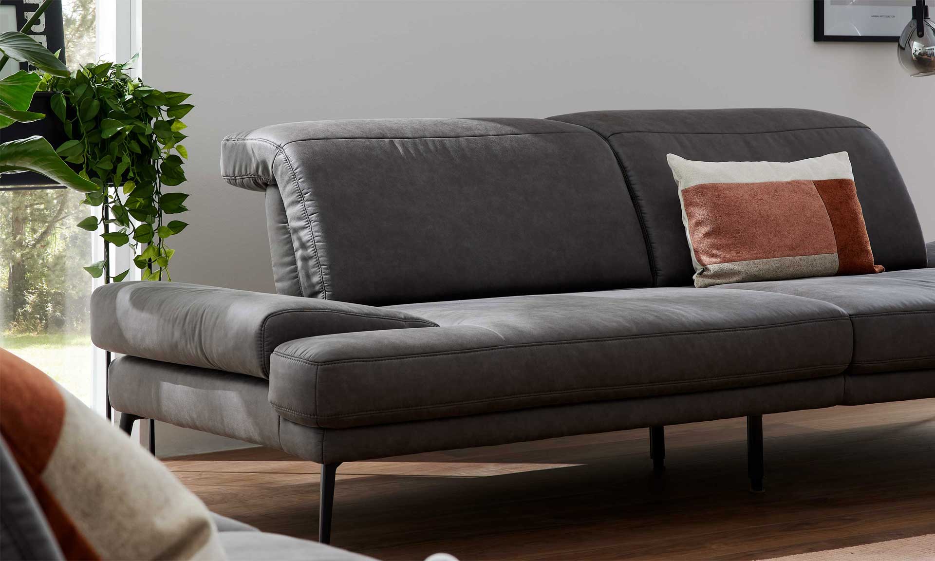 Zweisitzer-Sofa mit dunkelgrauem Stoffbezug und schwarzen Metallfüßen