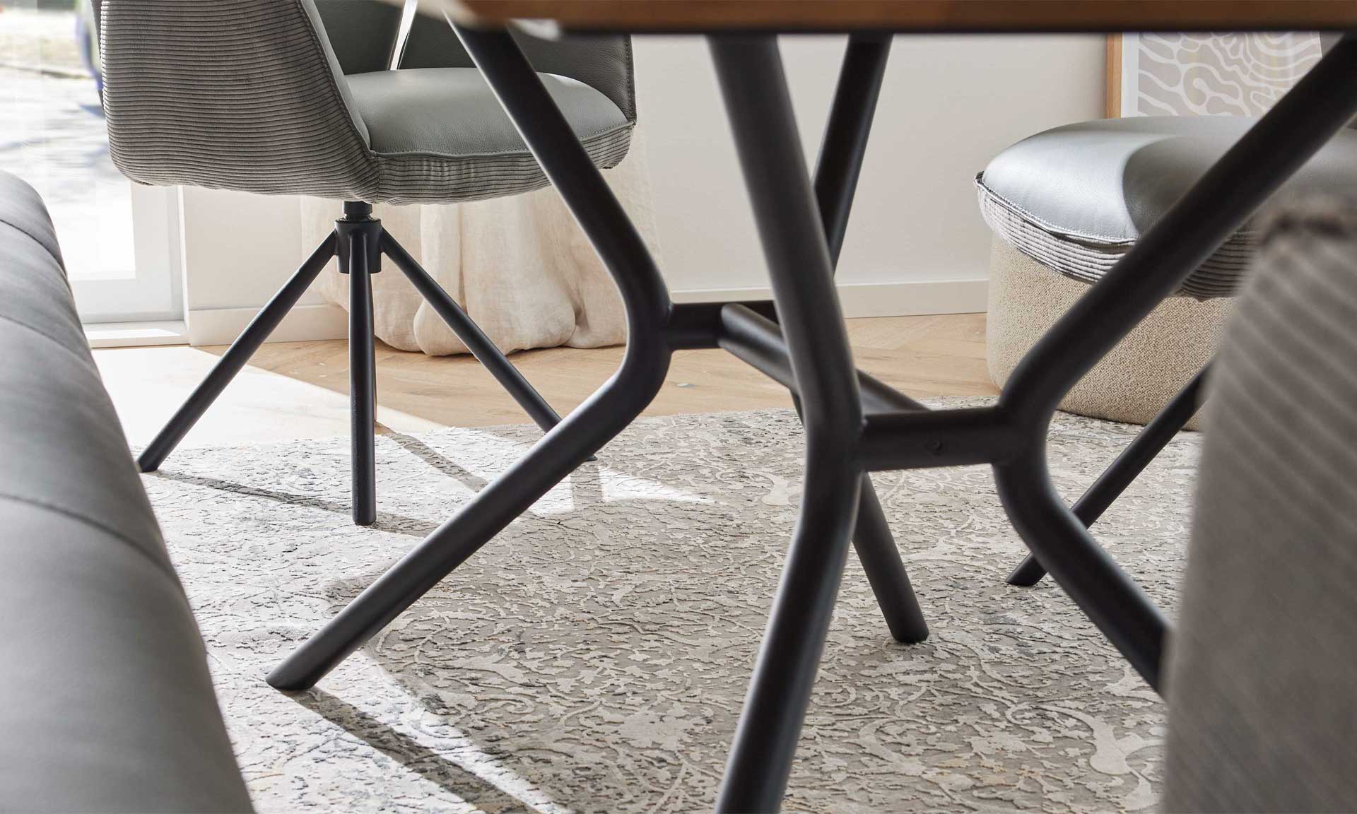 Esstisch mit heller Wildeiche und schwarzem Metallgestell im Industrial-Stil