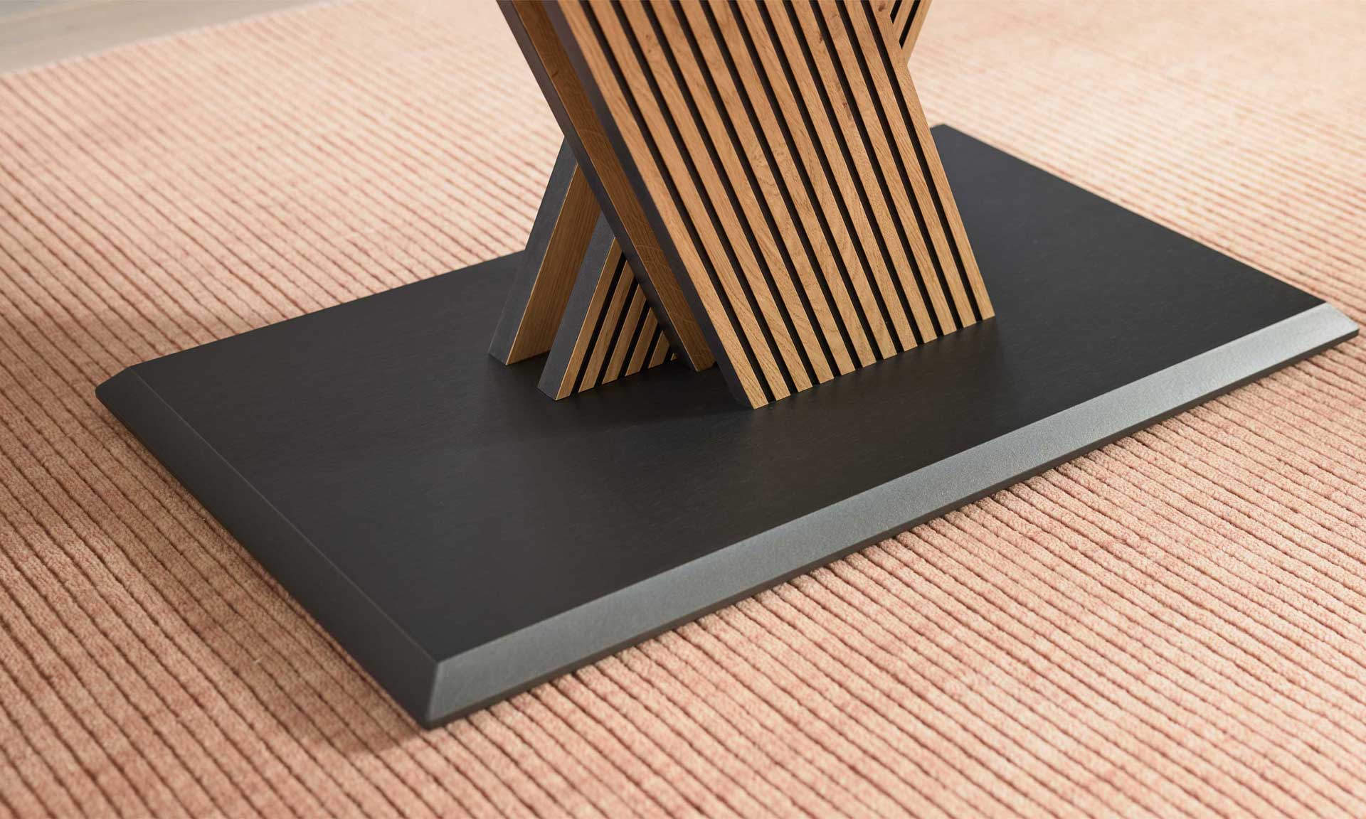 Couchtisch mit schwenkbaren Glasplatten und X-Gestell aus Holzlamellen