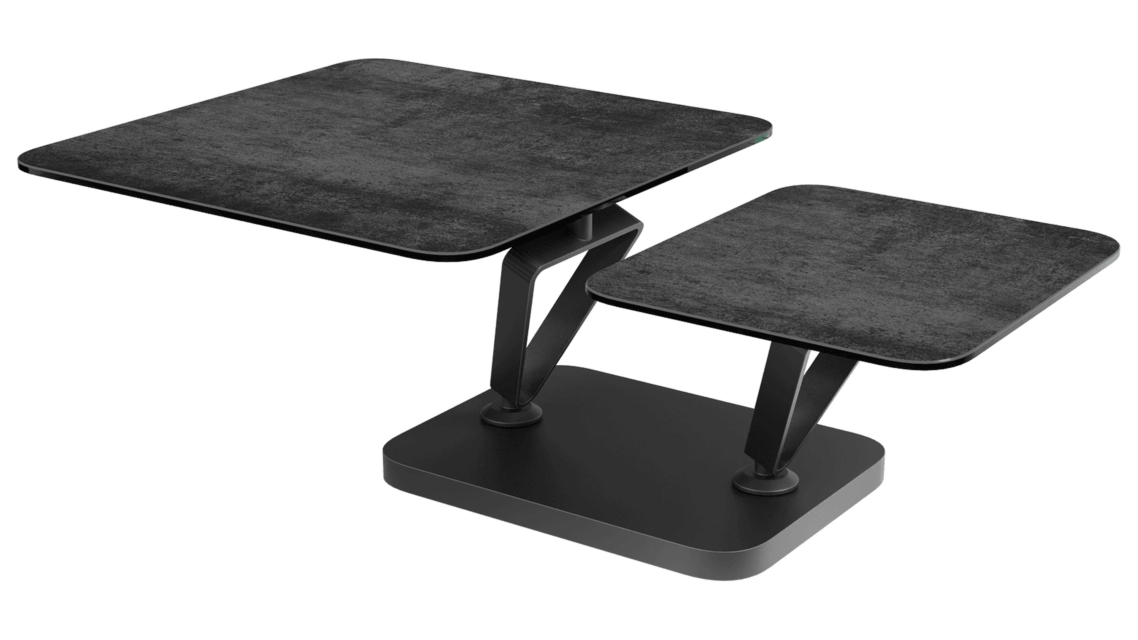 Zwei quadratisch abgerundete, dunkel strukturierte Tischplatten auf schwarzen, schrägen Trägern, befestigt auf einem rechteckigen Sockel.