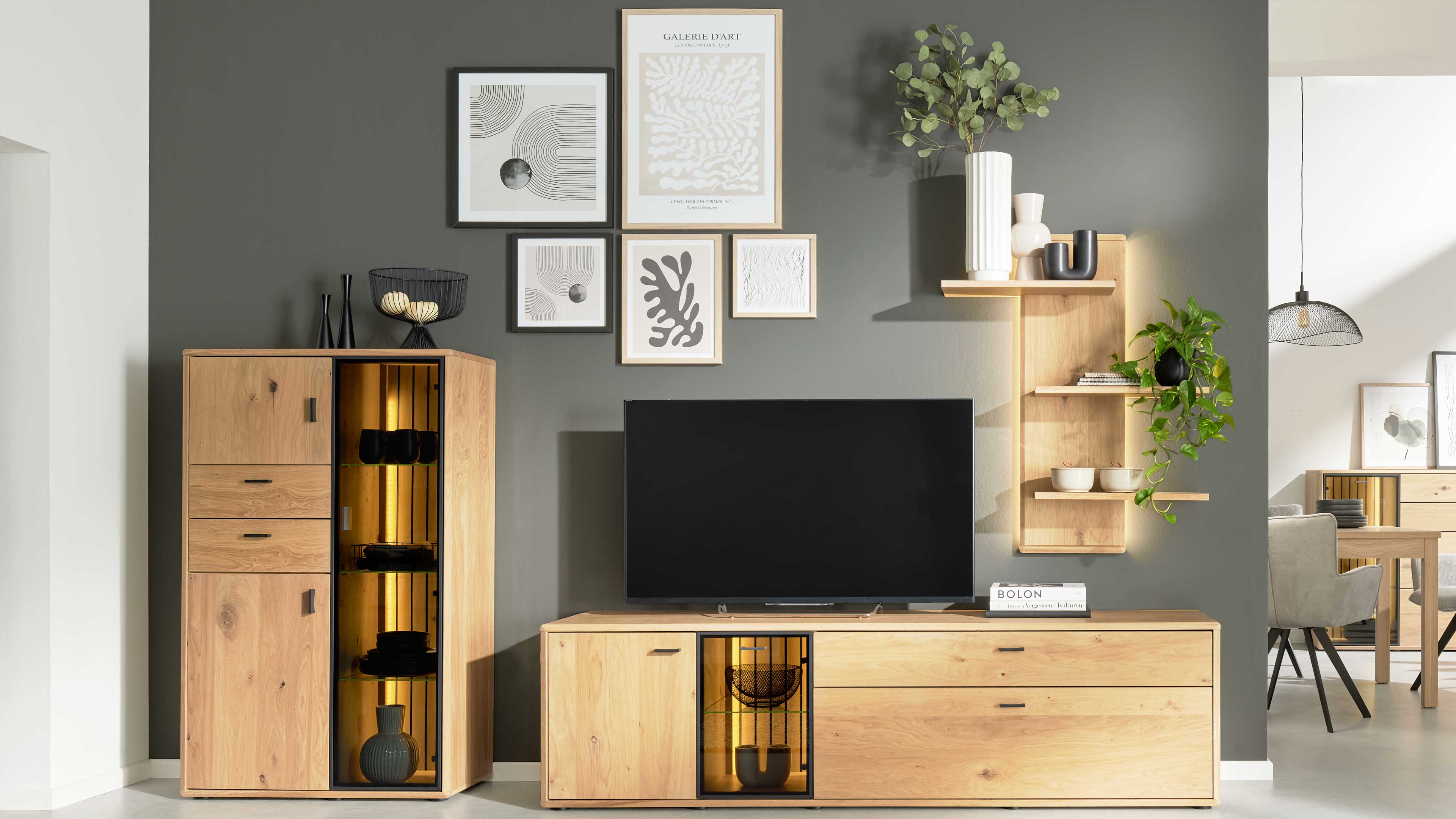 Wohnlösung mit Highboard, TV-Unterteil und Wandpaneel mit Eichefurnier und Schwarzglas