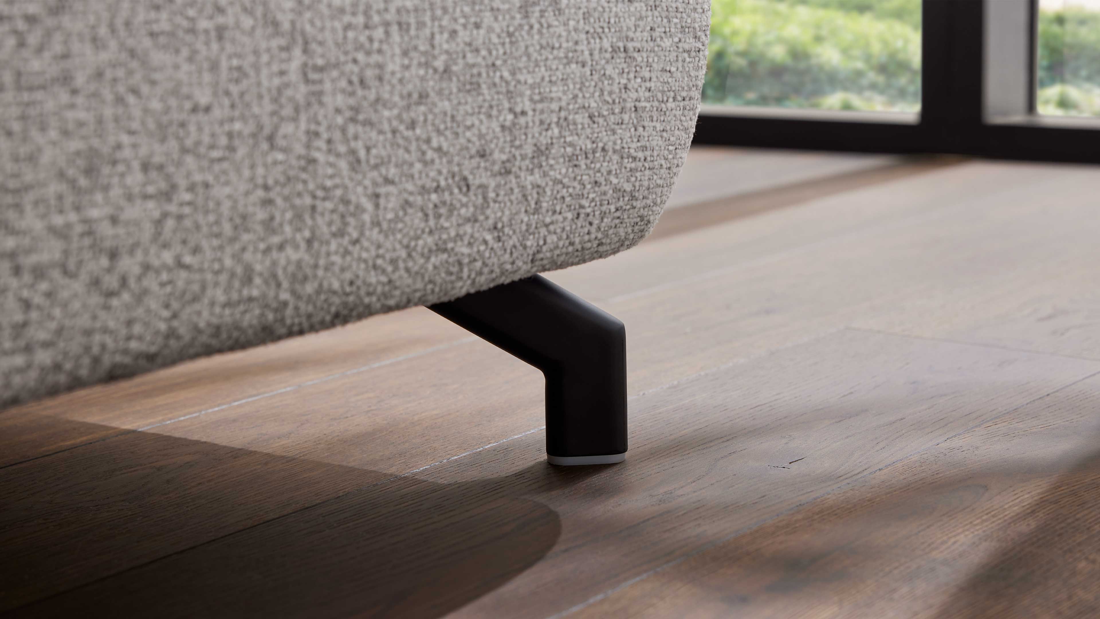Ecksofa mit Stoffbezug in Ecru und schwarzen Metallfüßen