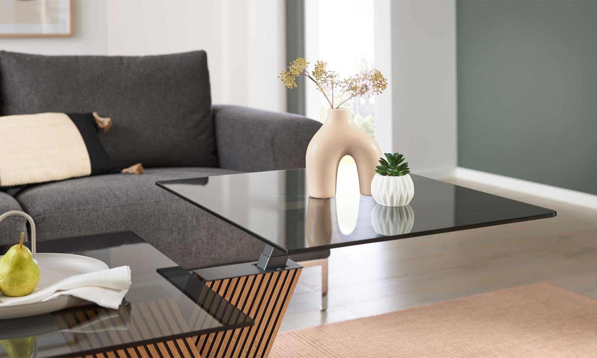 Couchtisch mit schwenkbaren Glasplatten und X-Gestell aus Holzlamellen
