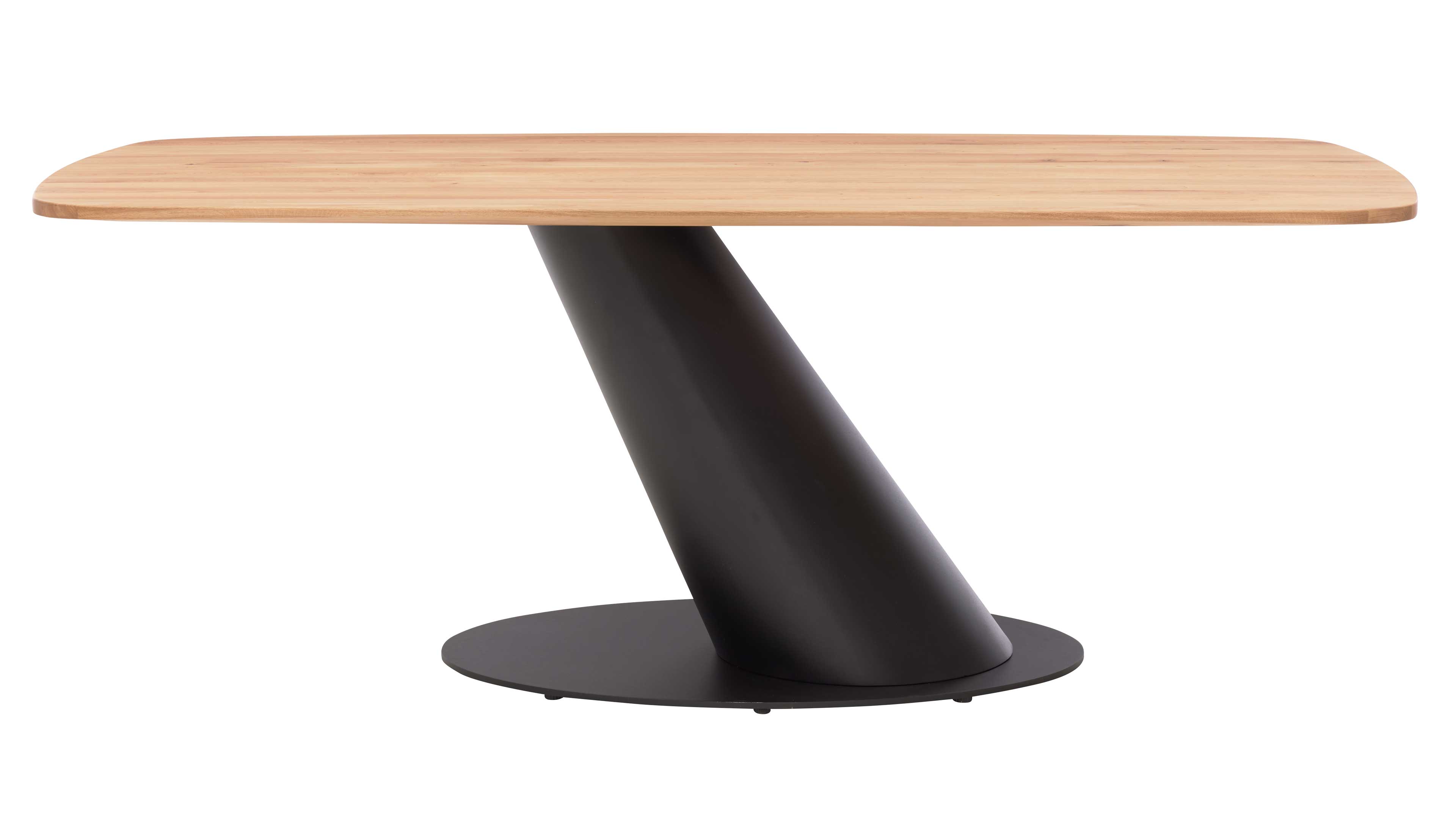 Tisch mit oval-eckiger hellholzplatte und geneigtem schwarzen Mittelholm, der auf einer runden Bodenplatte sitzt.