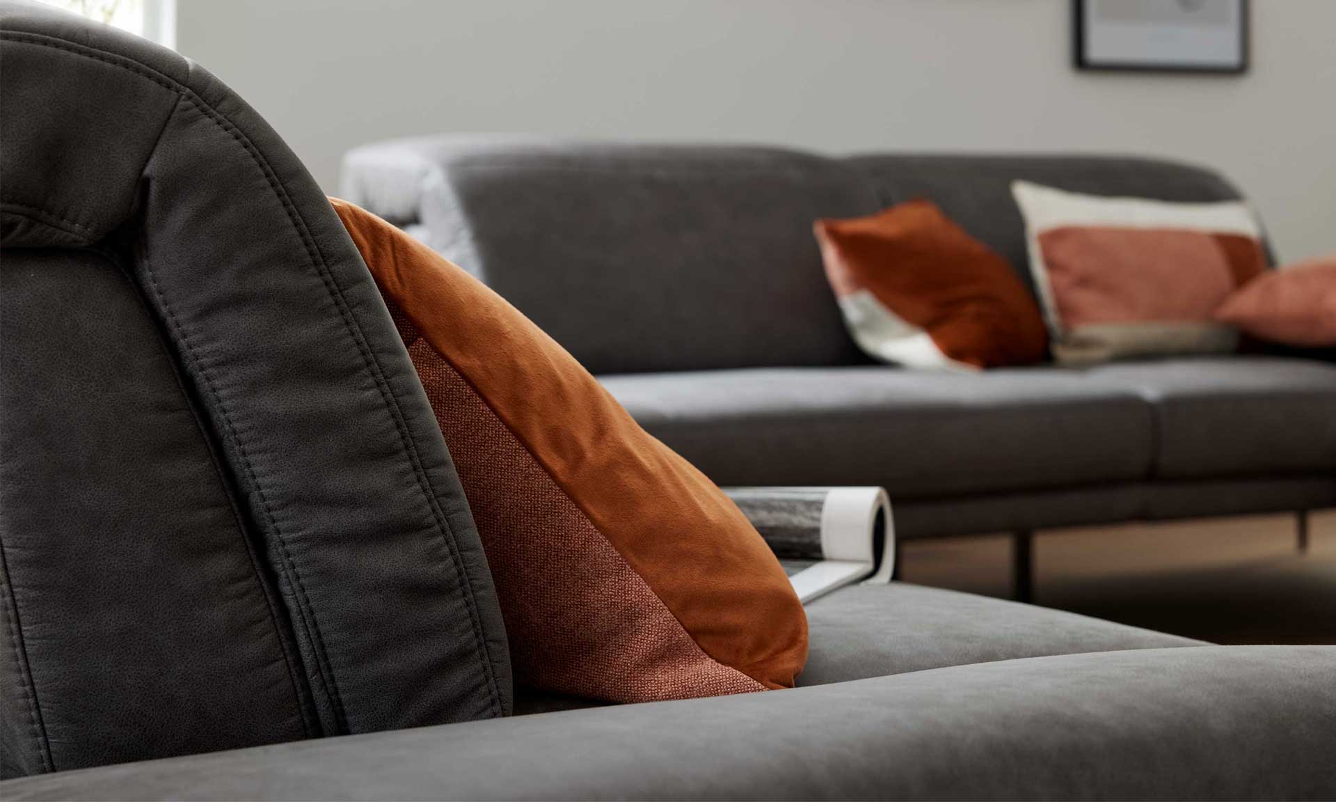 Zweisitzer-Sofa mit dunkelgrauem Stoffbezug und schwarzen Metallfüßen