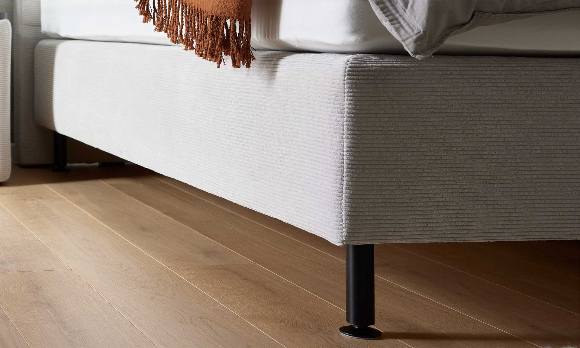 IL1418 Boxspringbett Feincord silver Detail Bettseite