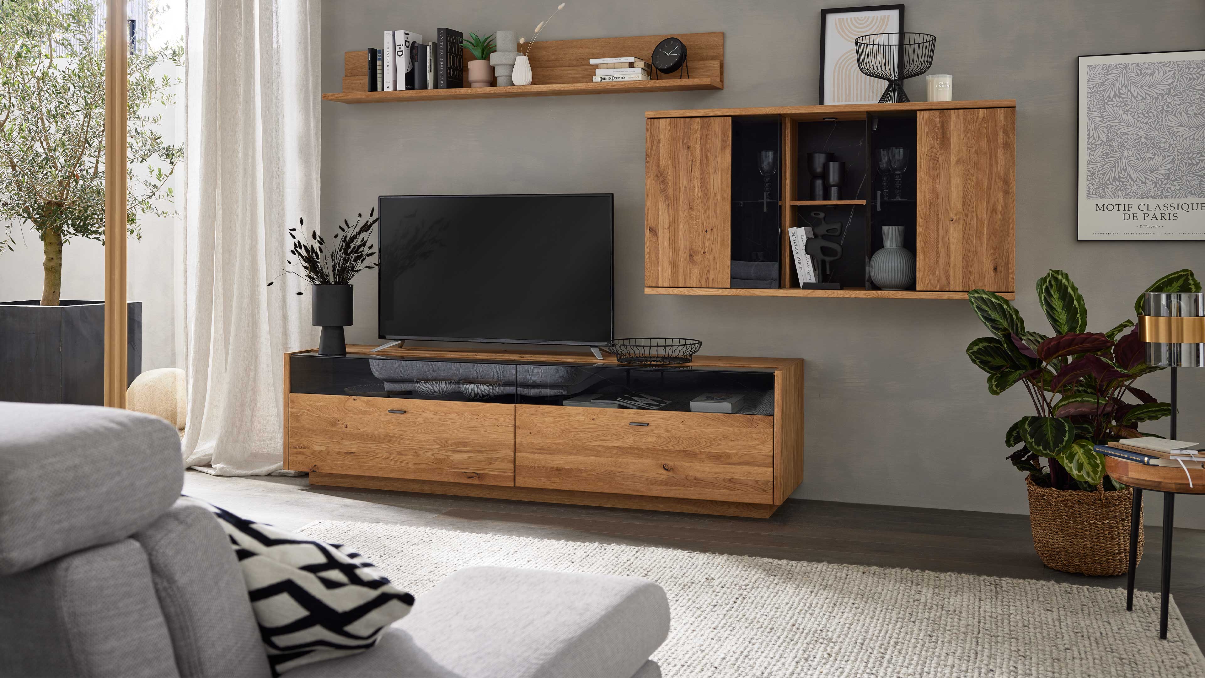 Wohnkombination aus TV-Board, Hängevitrine und Wandregal in Asteiche mit dunklen Glaseinsätzen