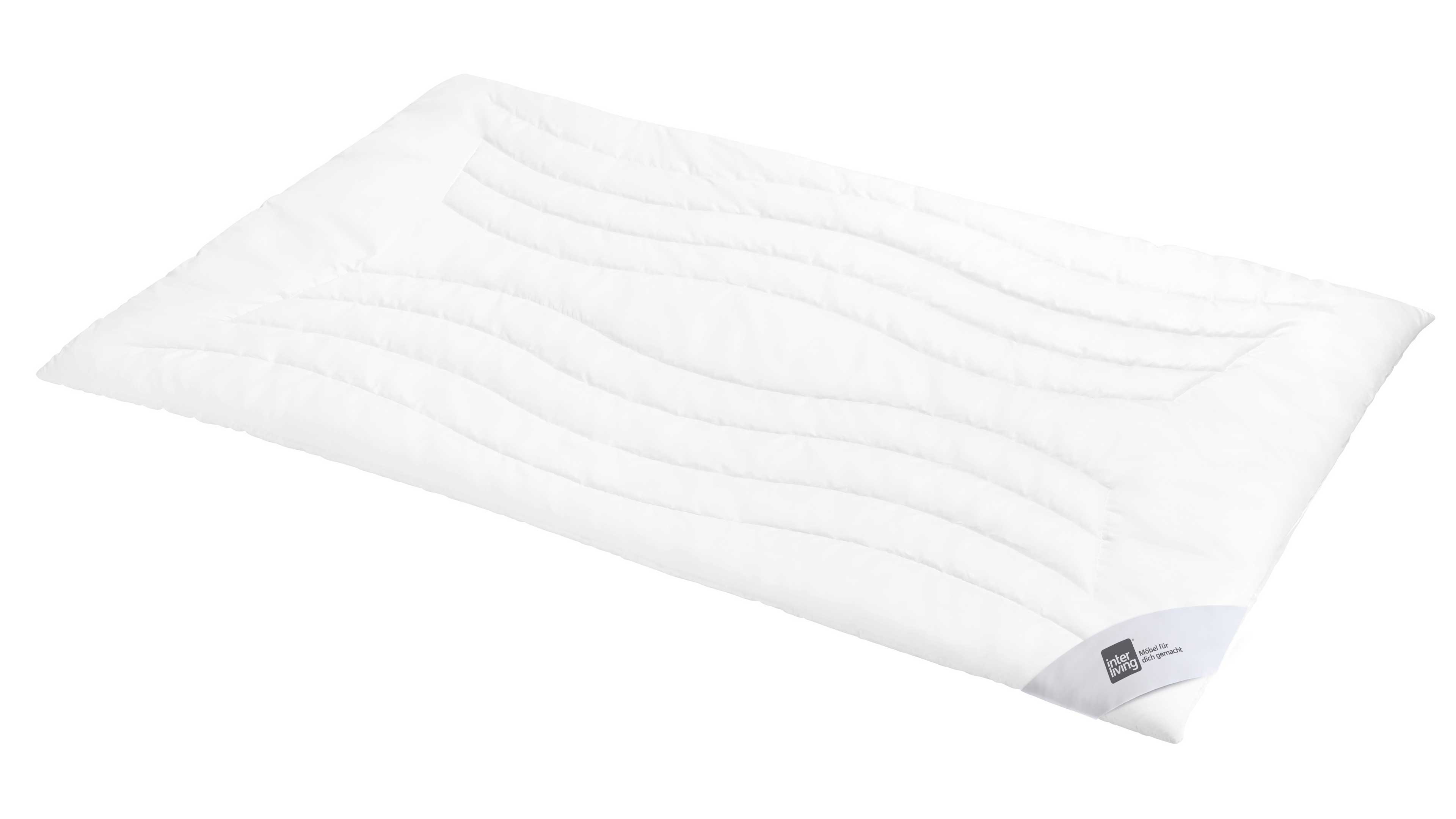 Rechteckige weiße, gesteppte Matratzenauflage mit wellenförmigen Steppnähten und einem kleinen weißen Ecklabel rechts unten.