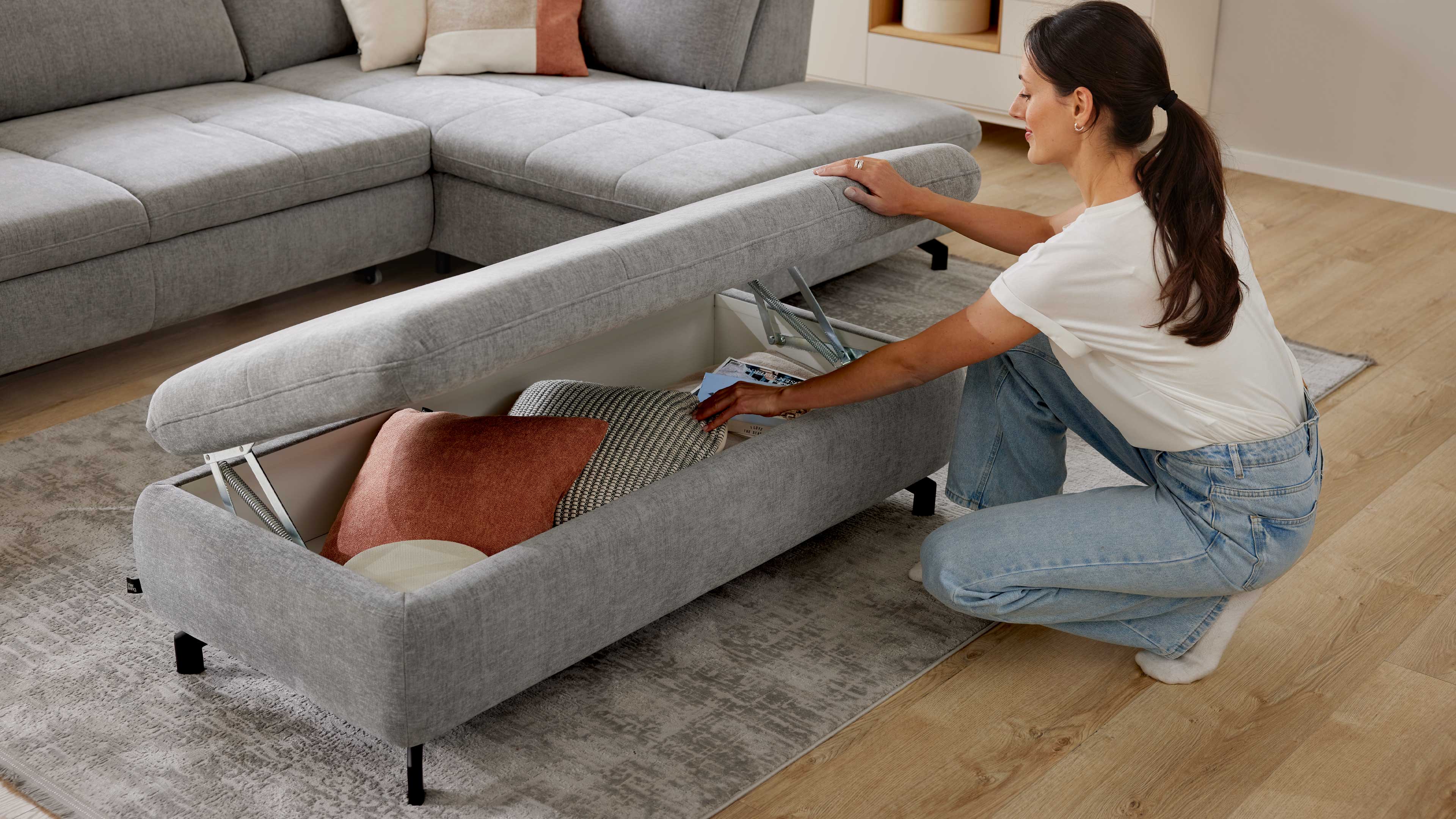 XXL Polsterhocker mit grauem Stoff und schwarzen Metallfüßen