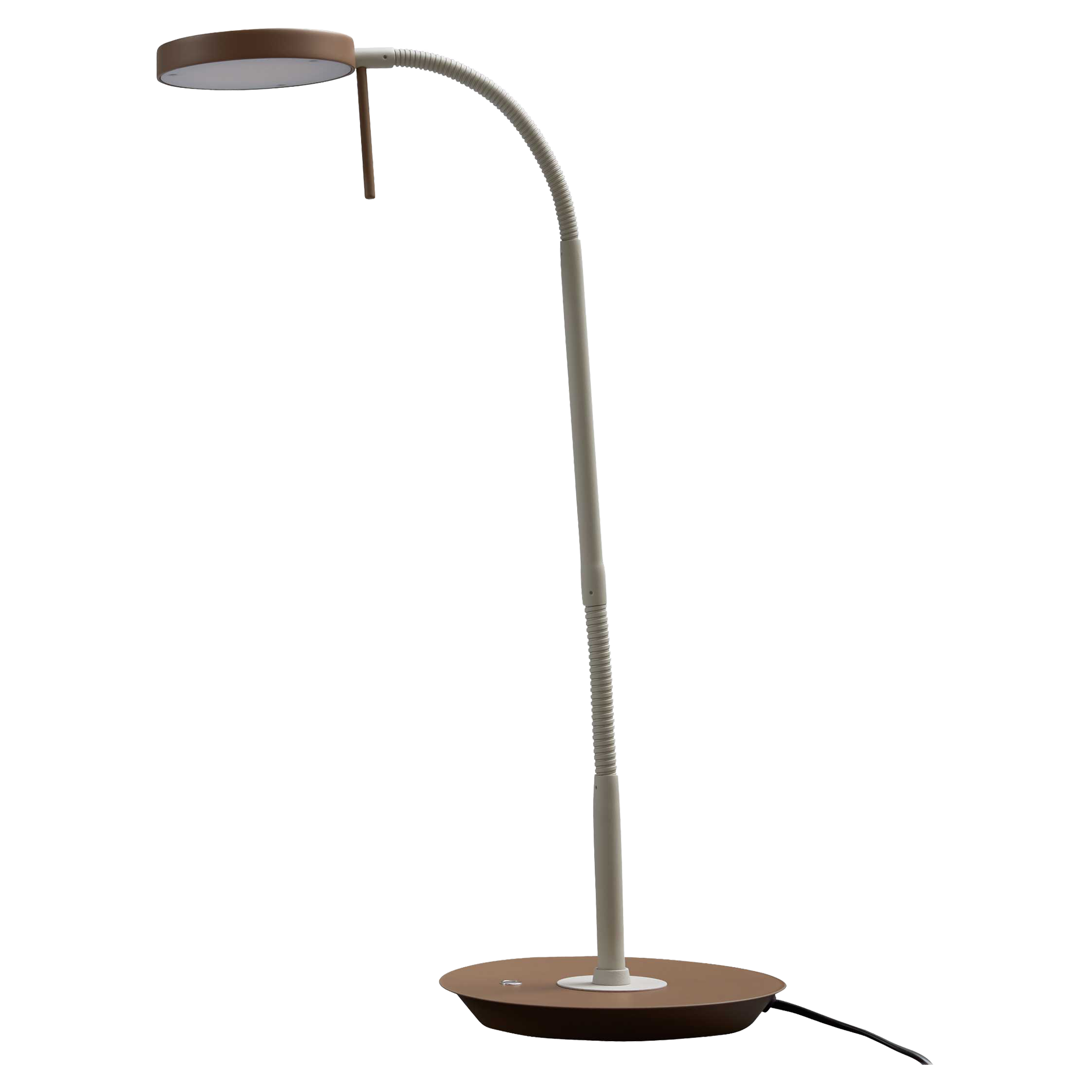 Schlanke Tischlampe mit rundem braunen Fuß, beige Teleskopstange und flexiblem, flachem Leuchtenkopf sowie sichtbarem schwarzen Kabel.