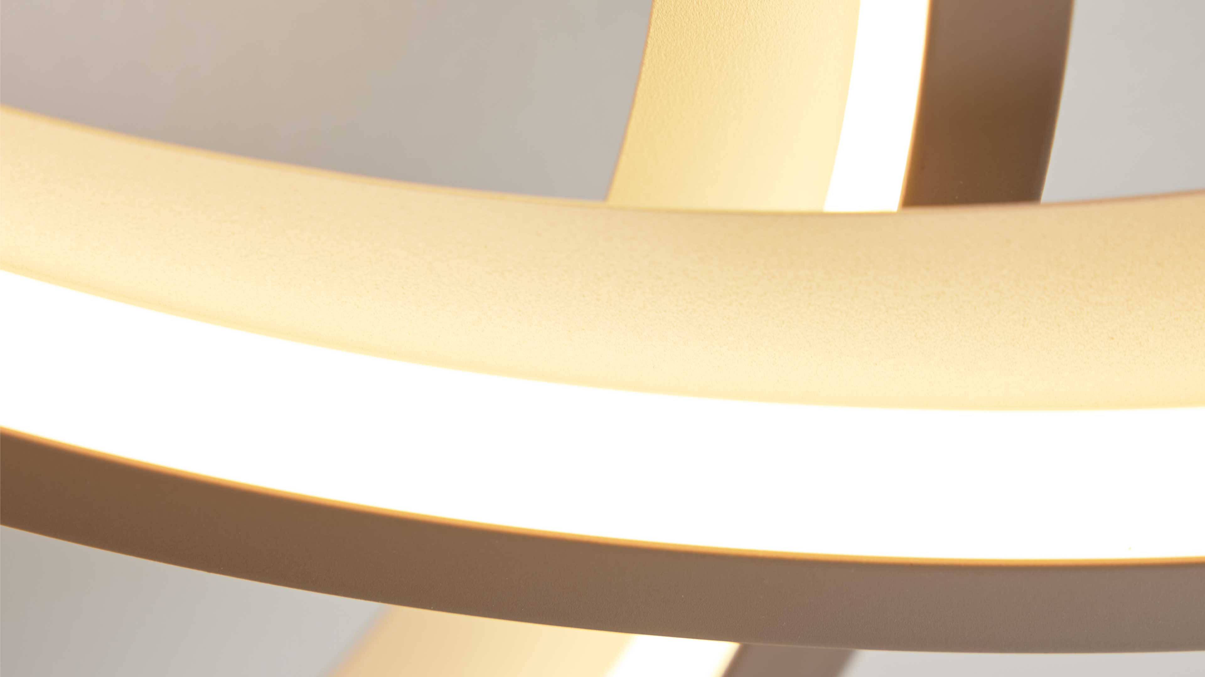 Nahaufnahme eines kreisförmigen Deckenlampenrings mit weiß leuchtendem LED-Streifen und mattem goldbeigem Rahmen.