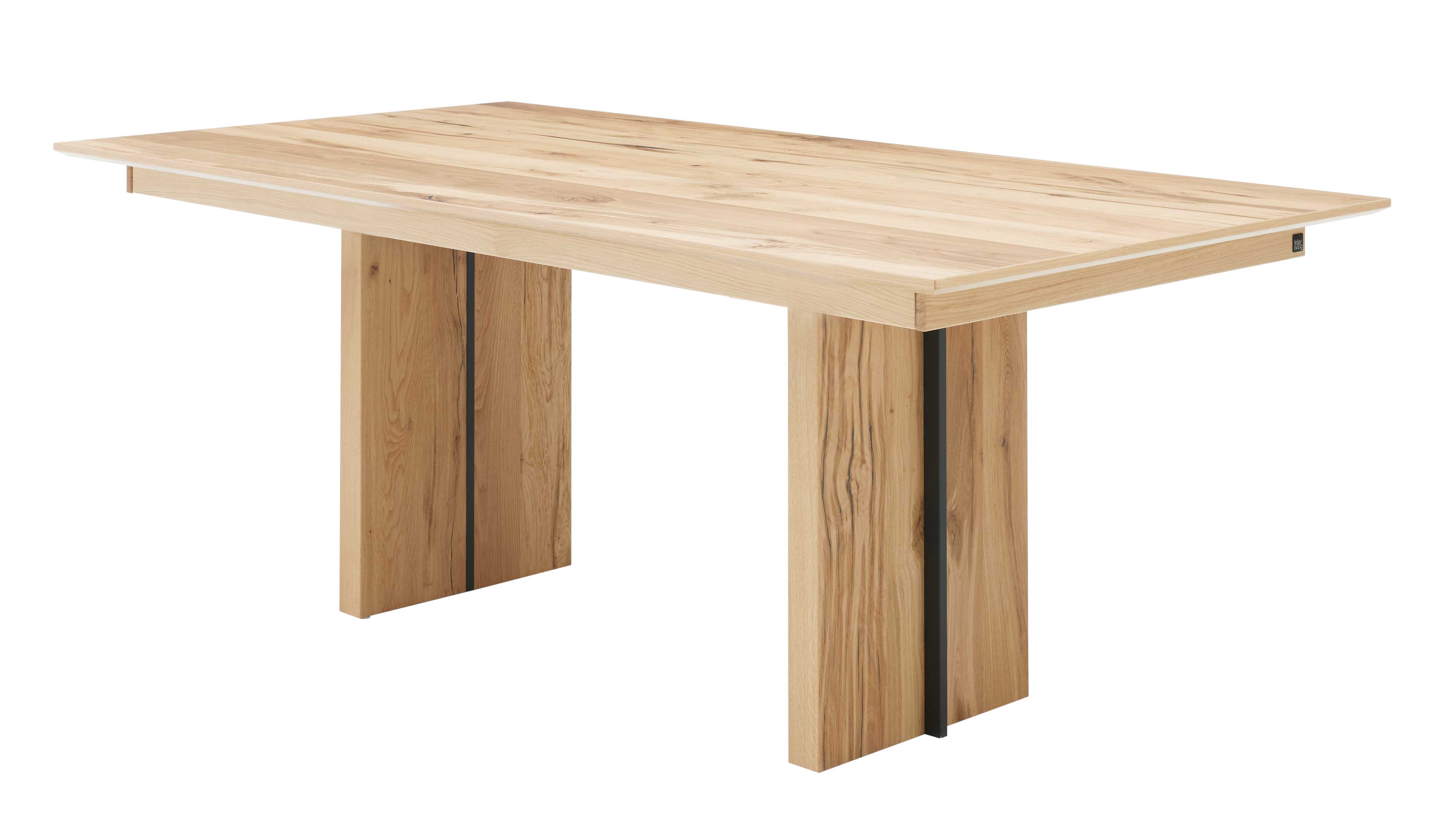 Rechteckiger Esstisch aus hellen Holzplatten mit zwei breiten Standbeinen und dunklen vertikalen Metallstreifen.