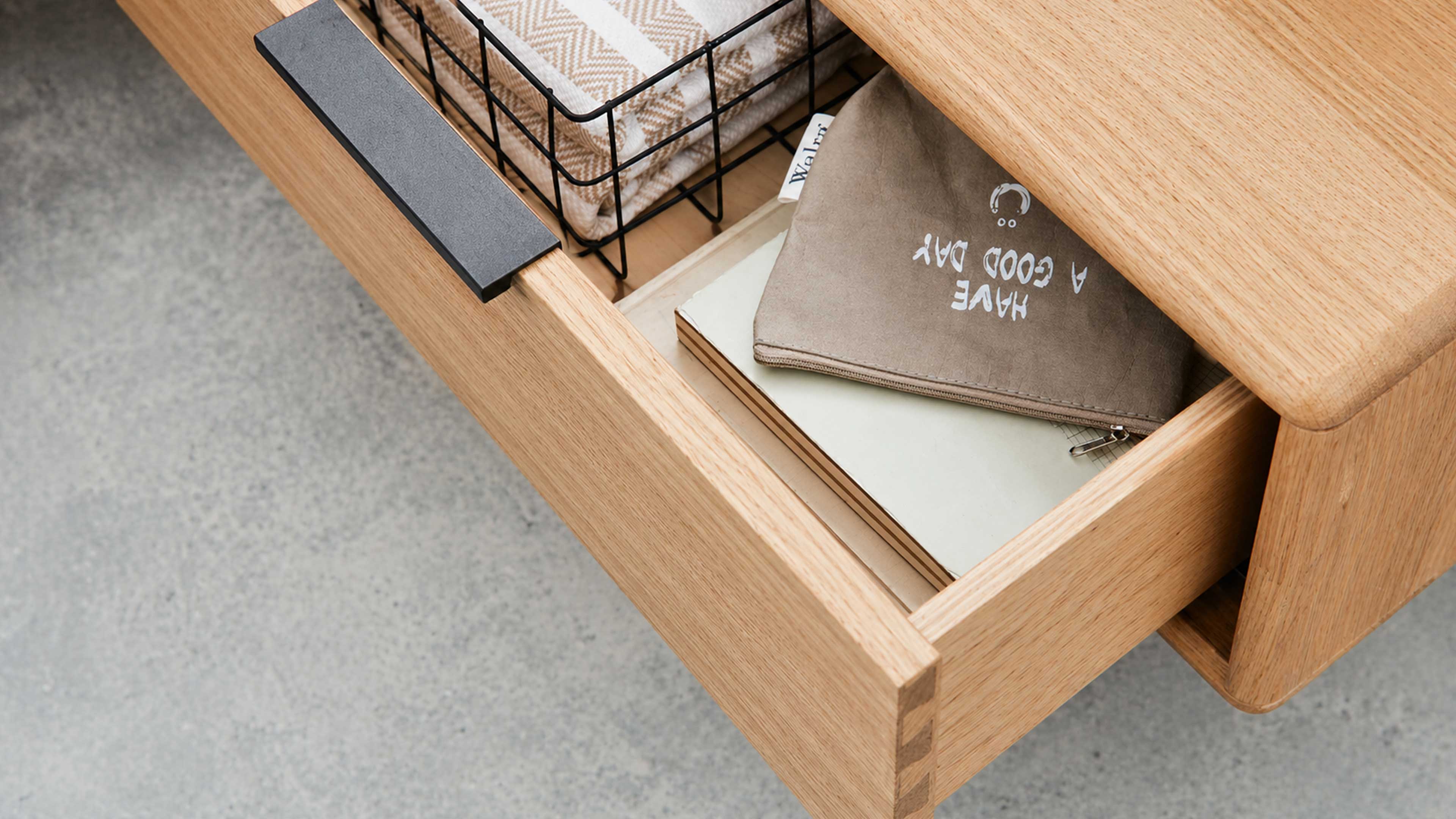 Schlafzimmer in Wildeiche, gepolstertem Kopfteil, Kleiderschrank, Bettgestell und zwei Nachtkonsolen im modernen Look
