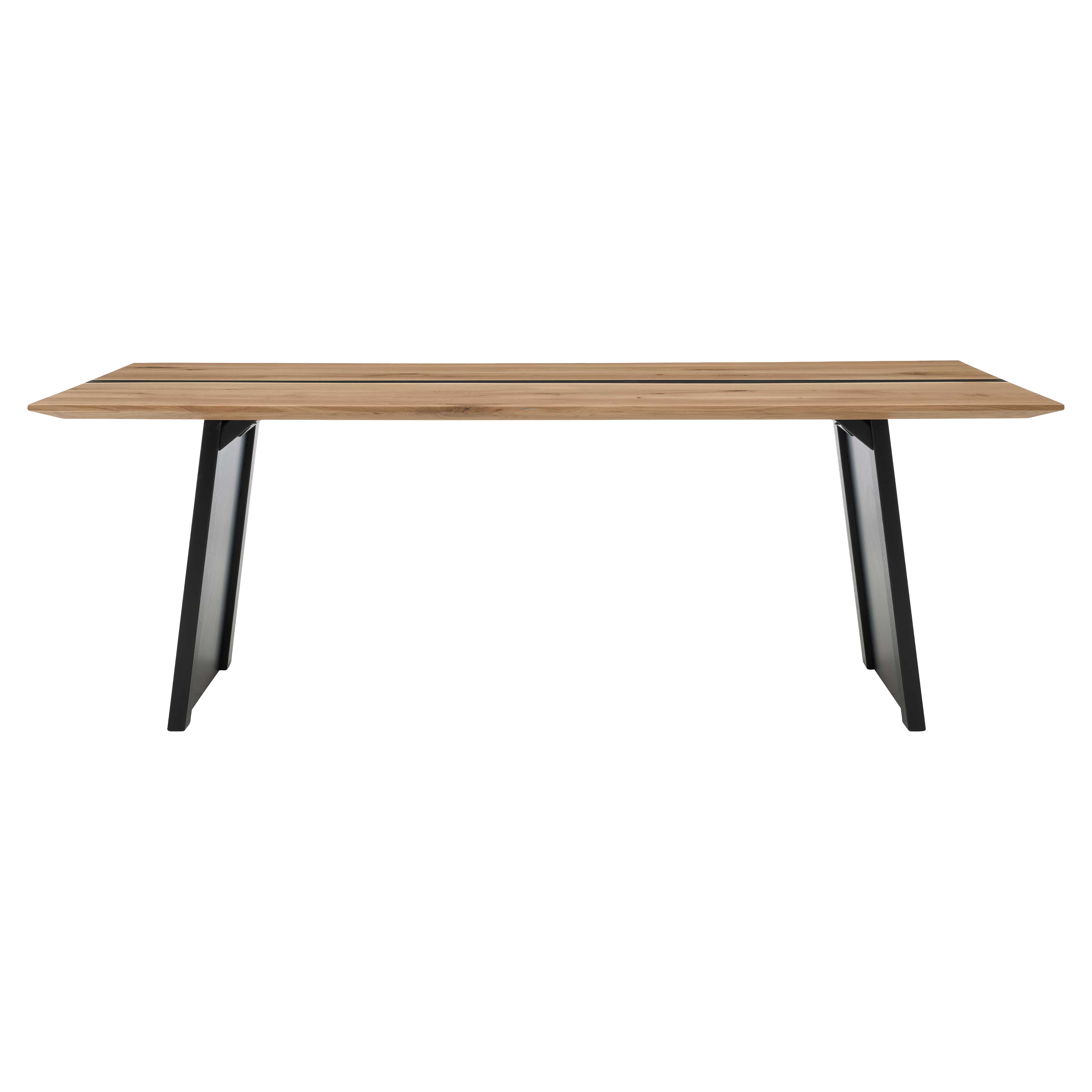 Tisch mit hellerer Holzplatte mit zwei schmalen dunklen Längsstreifen und zwei schräg gestellten schwarzen Metallbeinen.