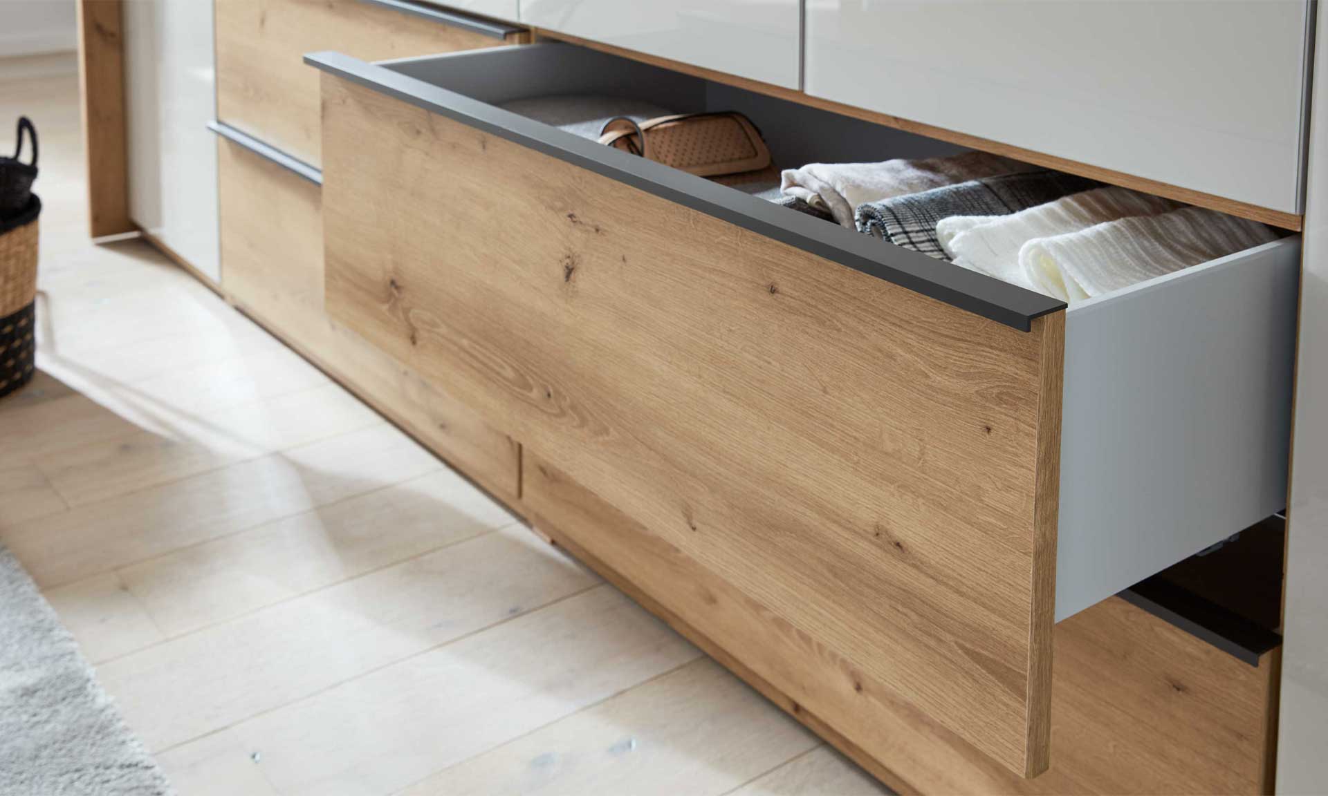 Drehtürenschrank in Beige-Grau mit Schubladen und Absetzung in Eiche-Nachbildung
