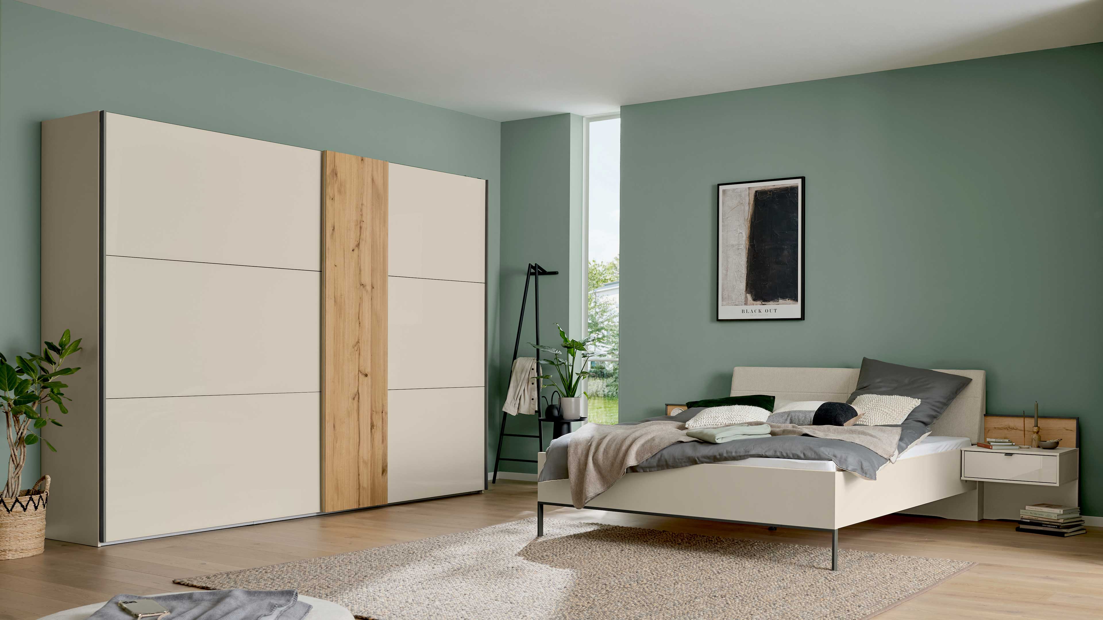 Schlafzimmer mit Doppelbett, Nachttisch und großem Kleiderschrank in Graubeige und Holz für eine ruhige, abgestimmte Einrichtung