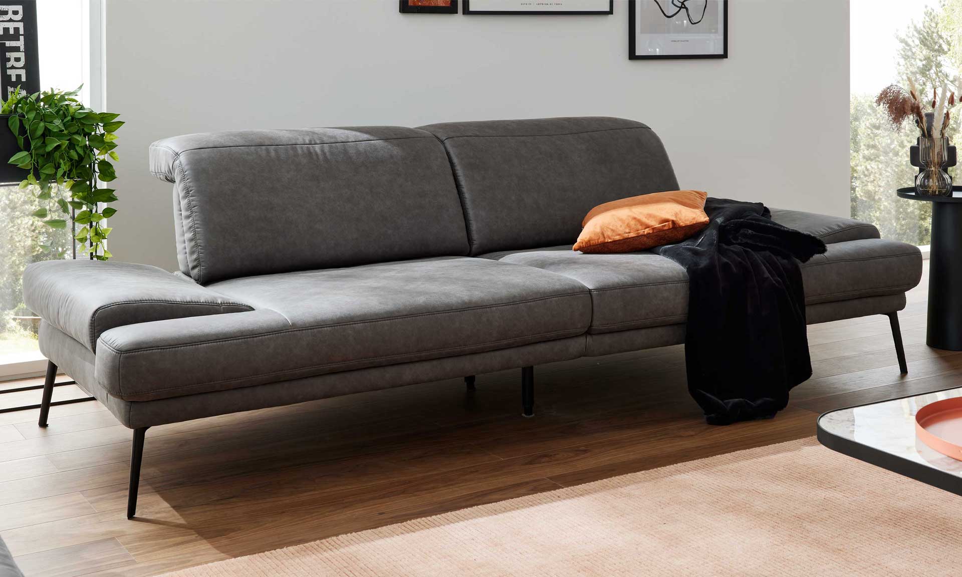 Zweisitzer-Sofa mit dunkelgrauem Stoffbezug und schwarzen Metallfüßen