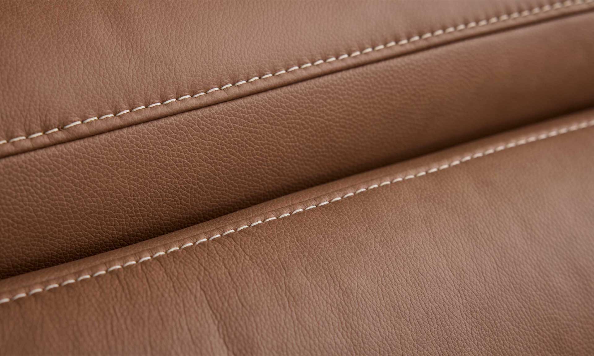 Leder-Ecksofa in Haselnussbraun, mit schwarzen Metallfüßen