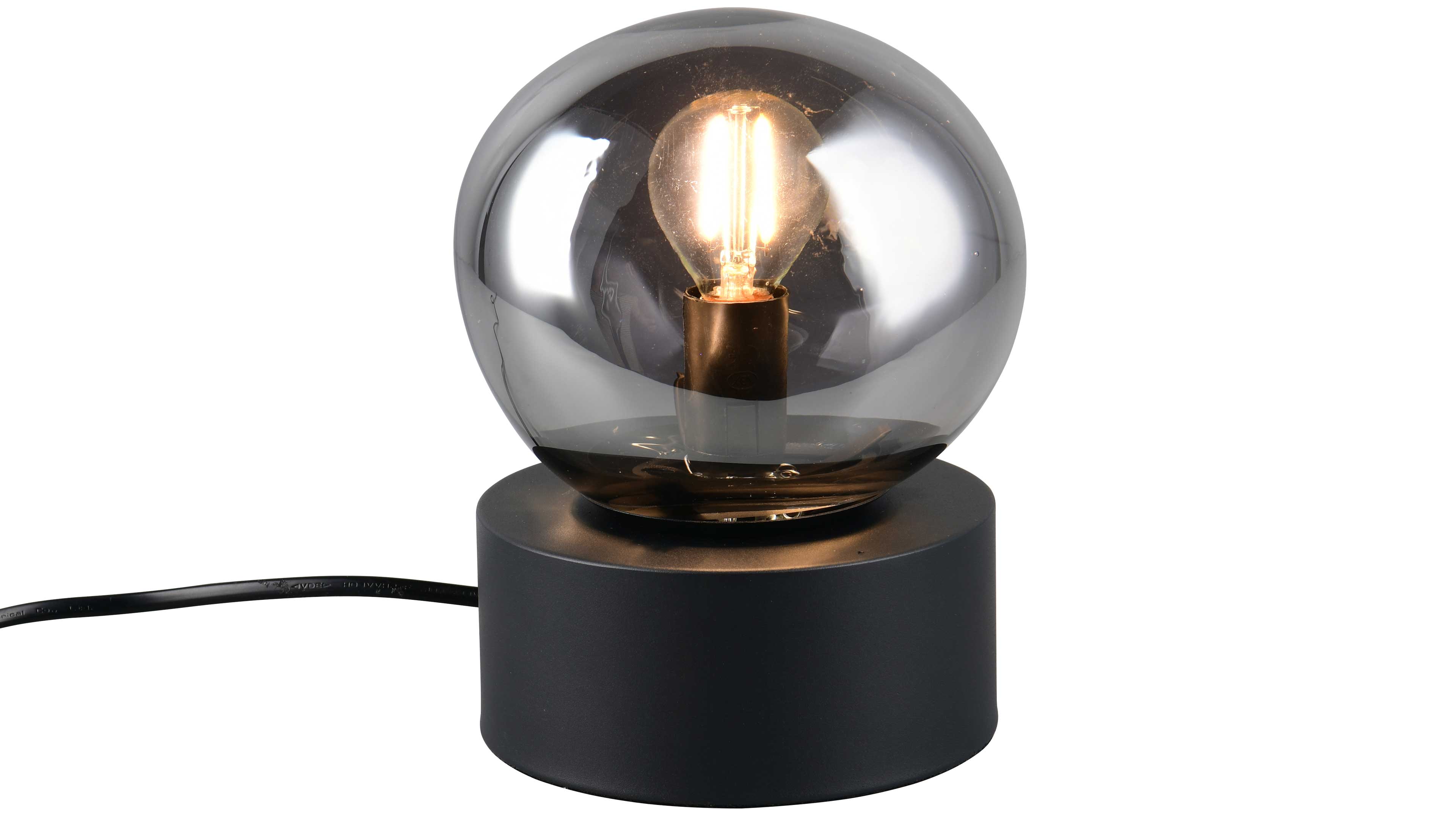 Tischlampe mit rundem, rauchfarbenem Glaskugel-Schirm auf zylindrischem schwarzen Sockel, sichtbare leuchtende Glühbirne und Kabel.