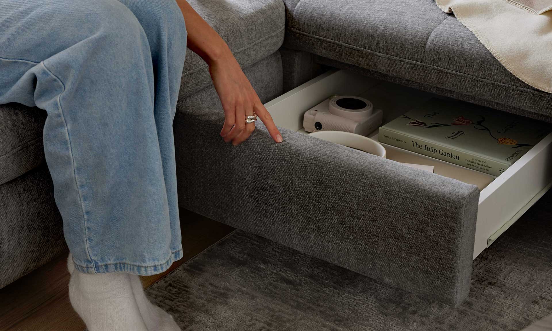 Graues Ecksofa mit Stoffbezug und schwarzen Metallfüßen