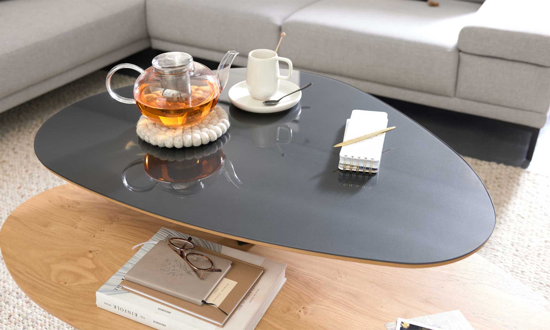 Organisch geformter Couchtisch in Anthrazit und Wildeiche