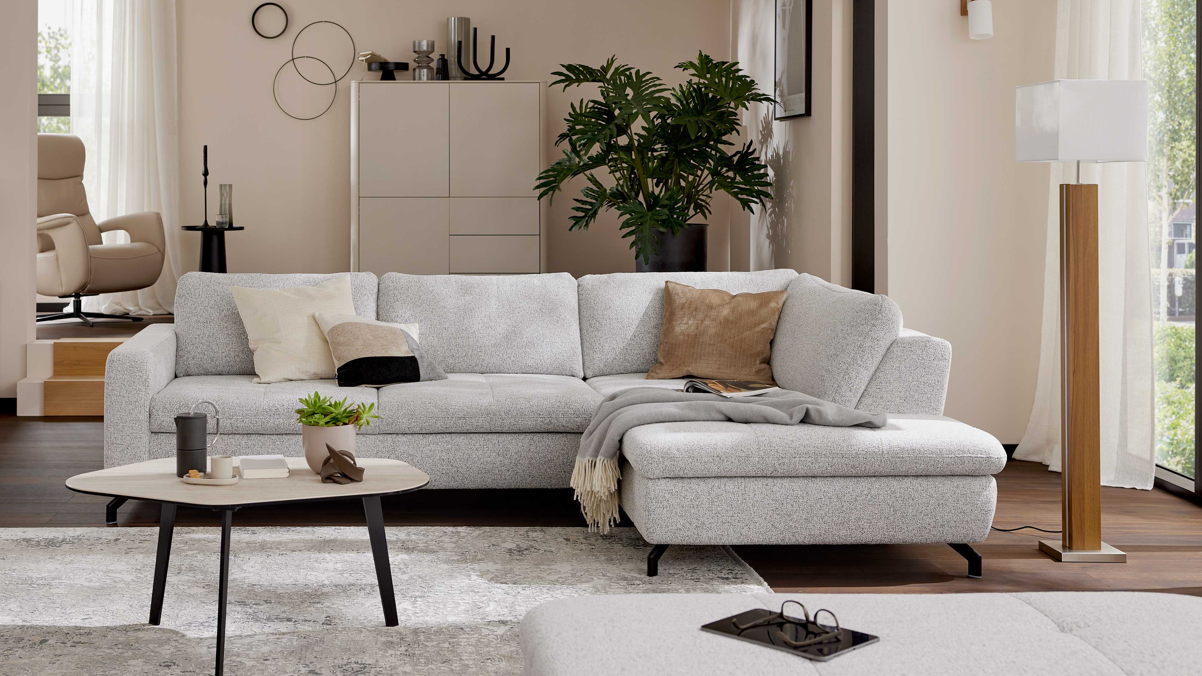 Ecksofa mit Stoffbezug in Ecru und schwarzen Metallfüßen
