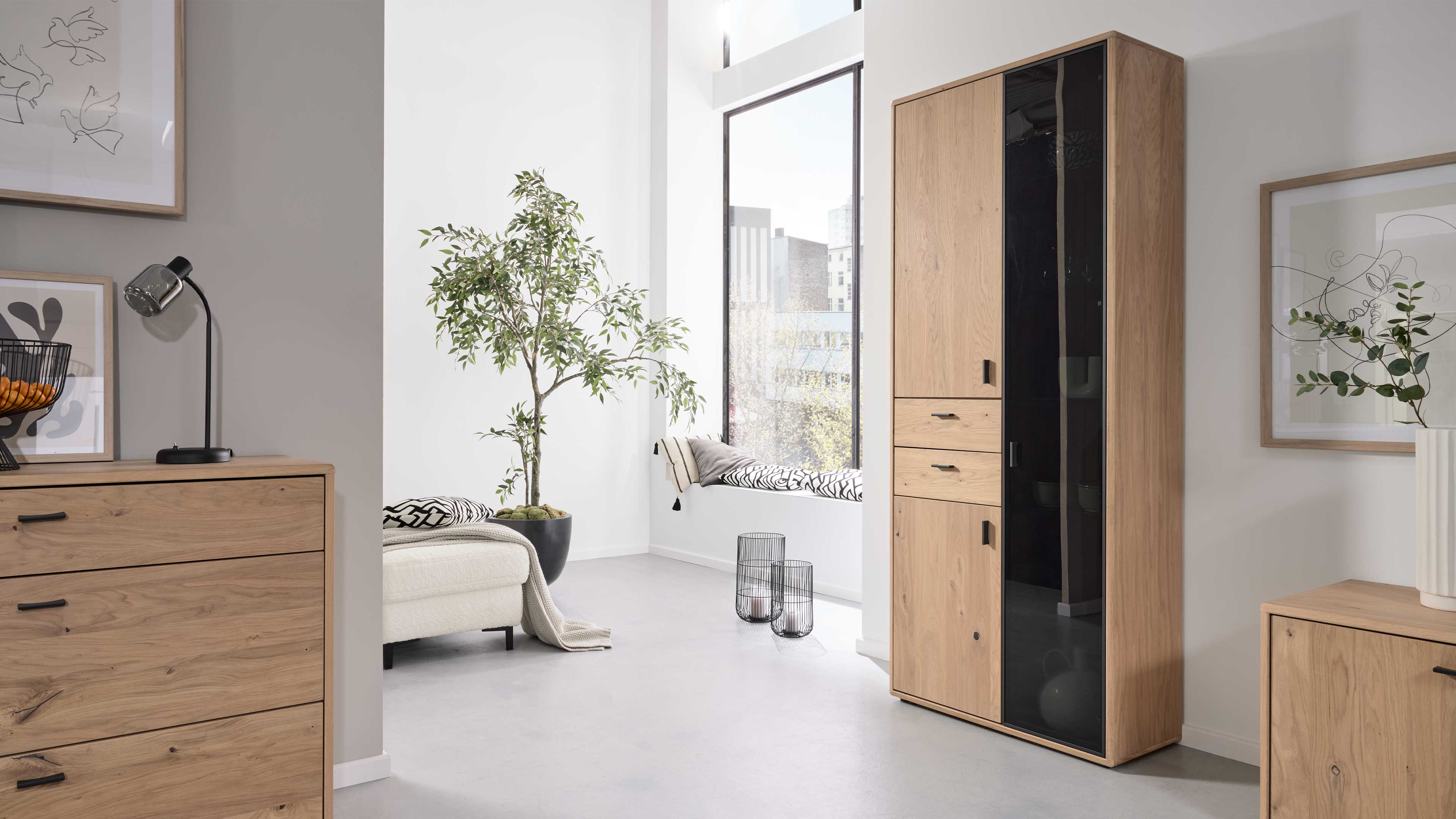 Vitrine mit zwei Türen mit Eichefurnier und Schwarzglastür