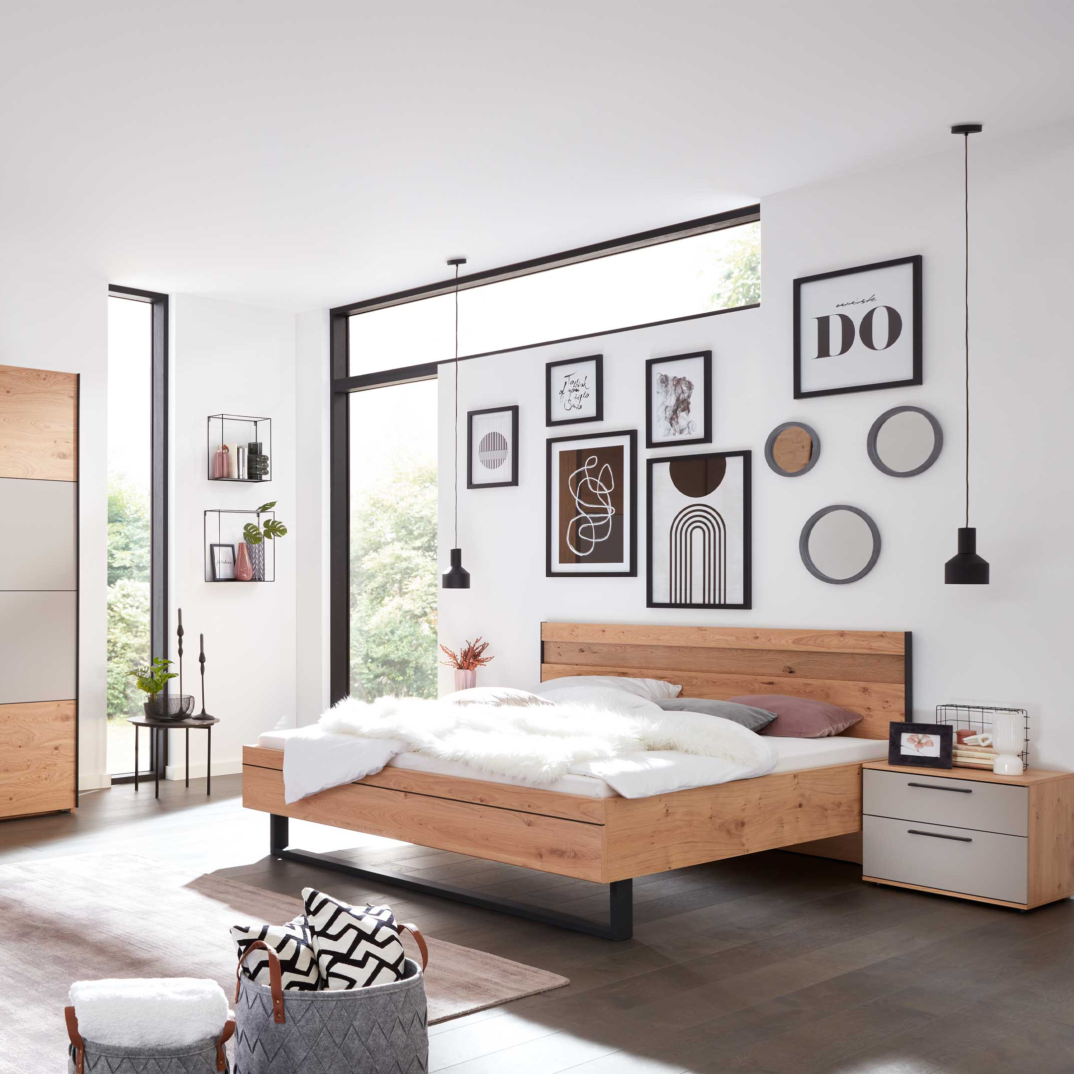 Schlafzimmer-Set in Balkeneiche und Taupe-Mattlack, Doppelbett auf Kufengestell, großer Kleiderschrank und zwei Nachtkommoden