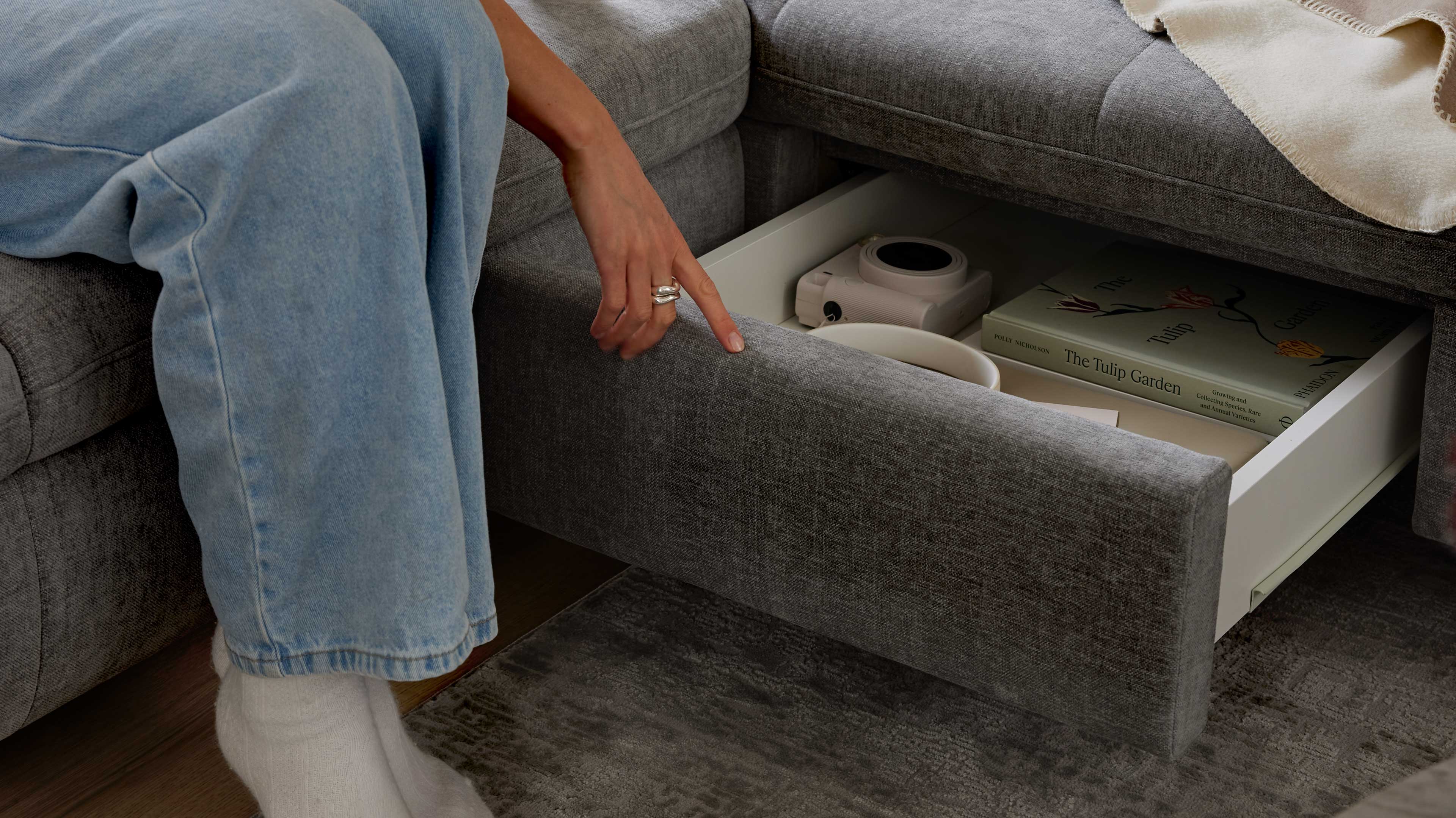 Graues Ecksofa mit Stoffbezug und schwarzen Metallfüßen