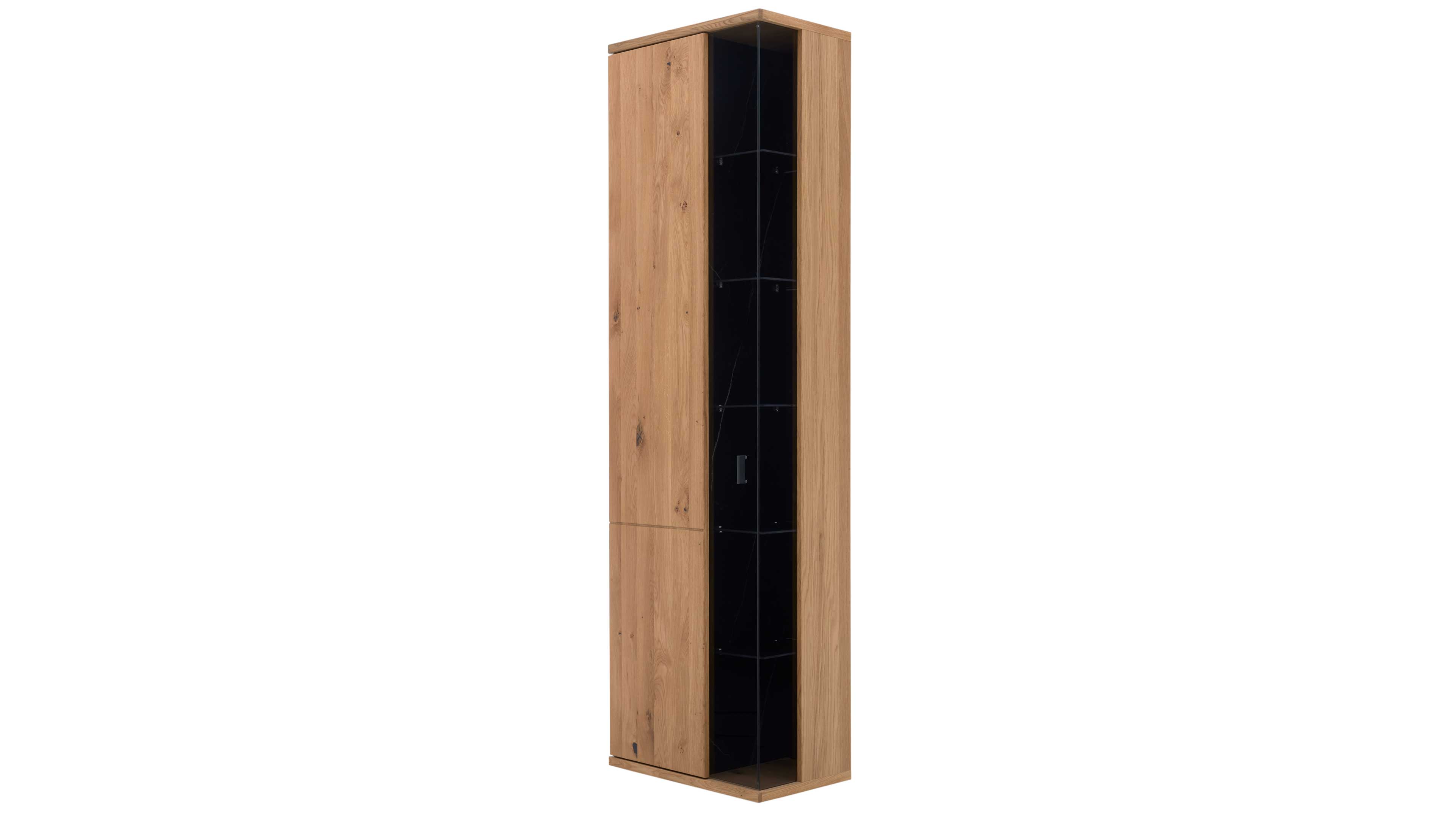 Hohe Vitrine in Asteiche und Schwarzglas-Einsätzen