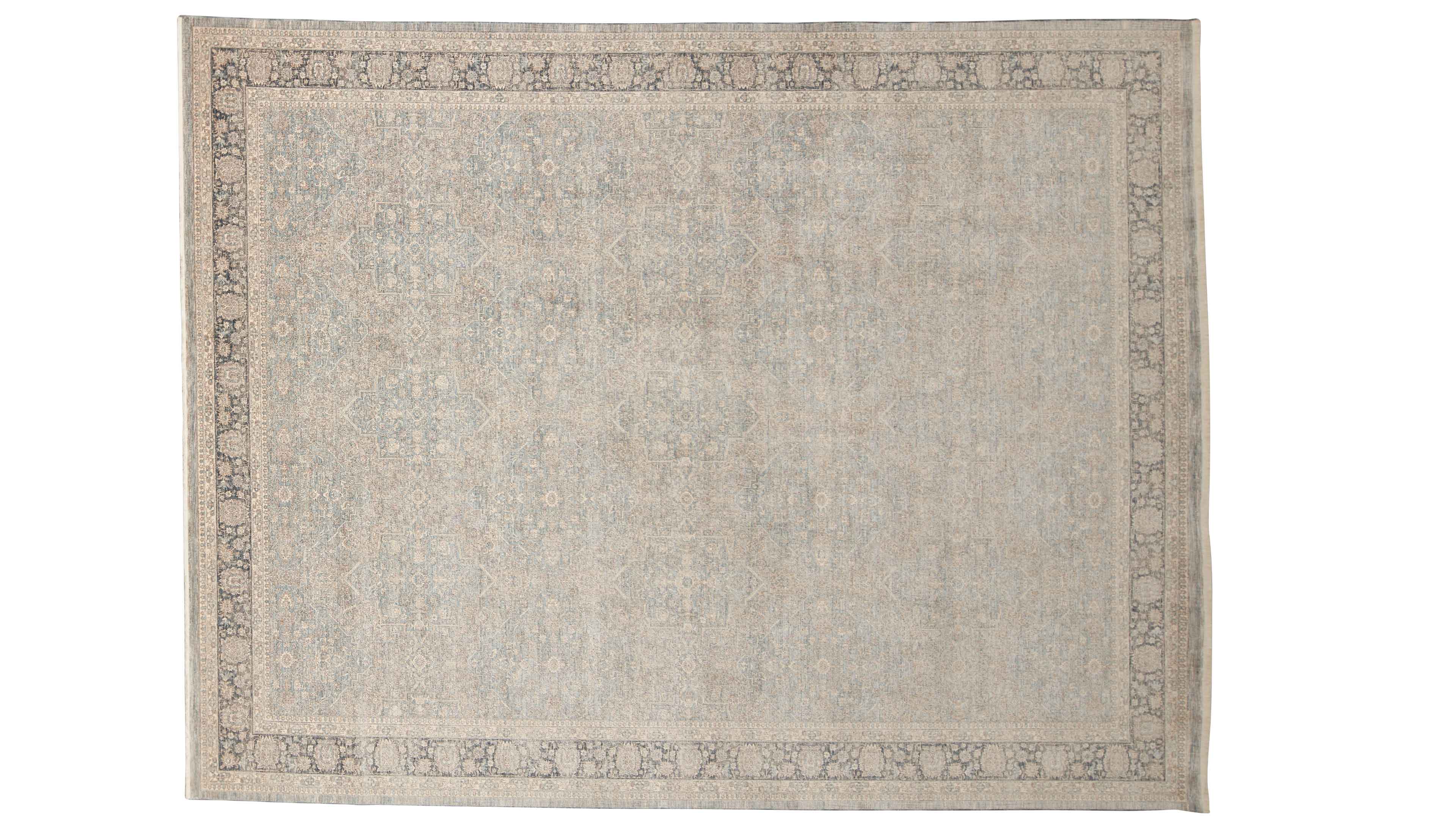 Großflächiger, rechteckiger Teppich mit feinem ornamentalem Muster in Beige und hellem Blau sowie breiter dunkler Bordüre.