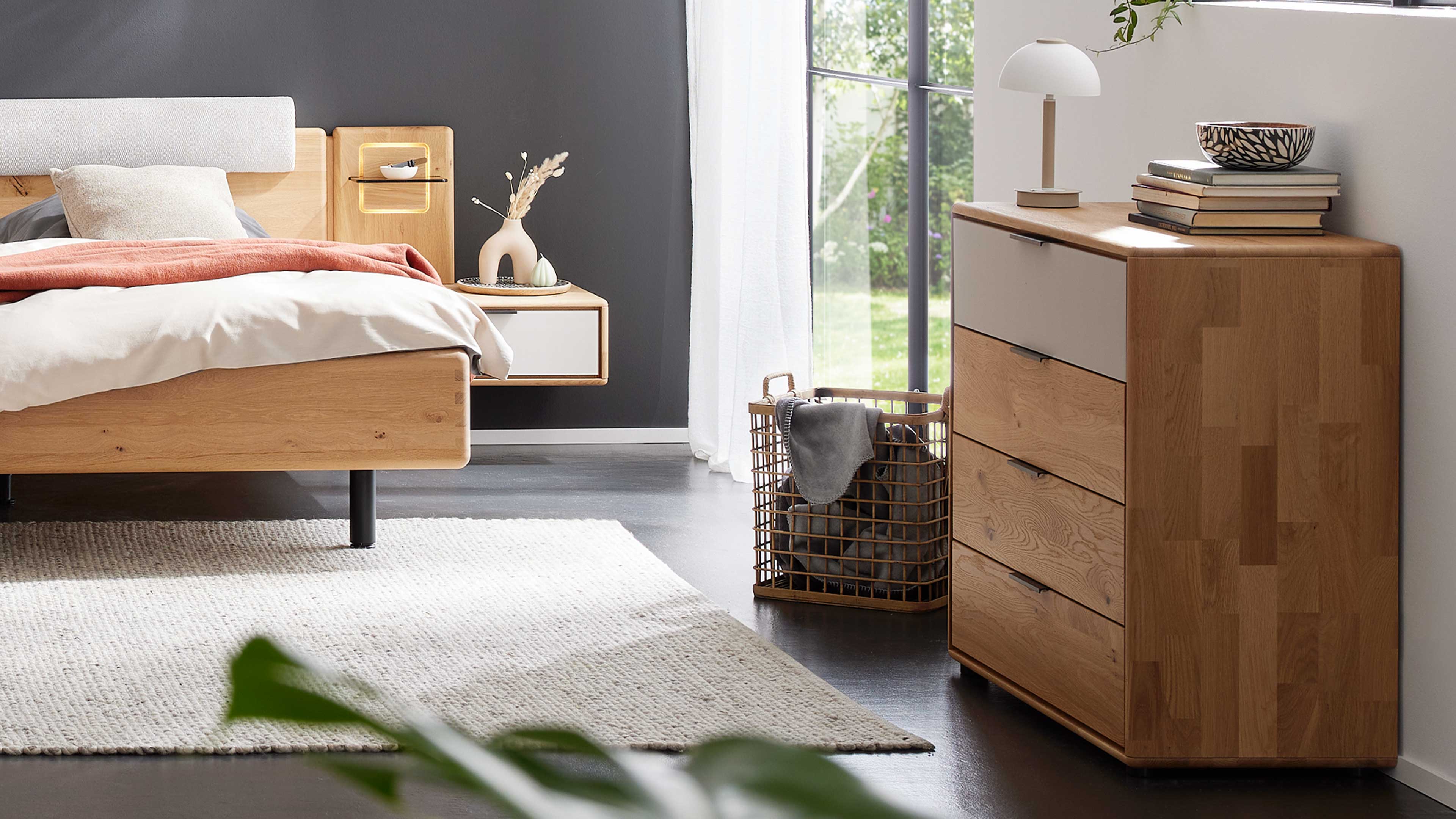 Kommode aus Wildeiche mit vier Schubladen für übersichtlichen Stauraum im Schlafzimmer