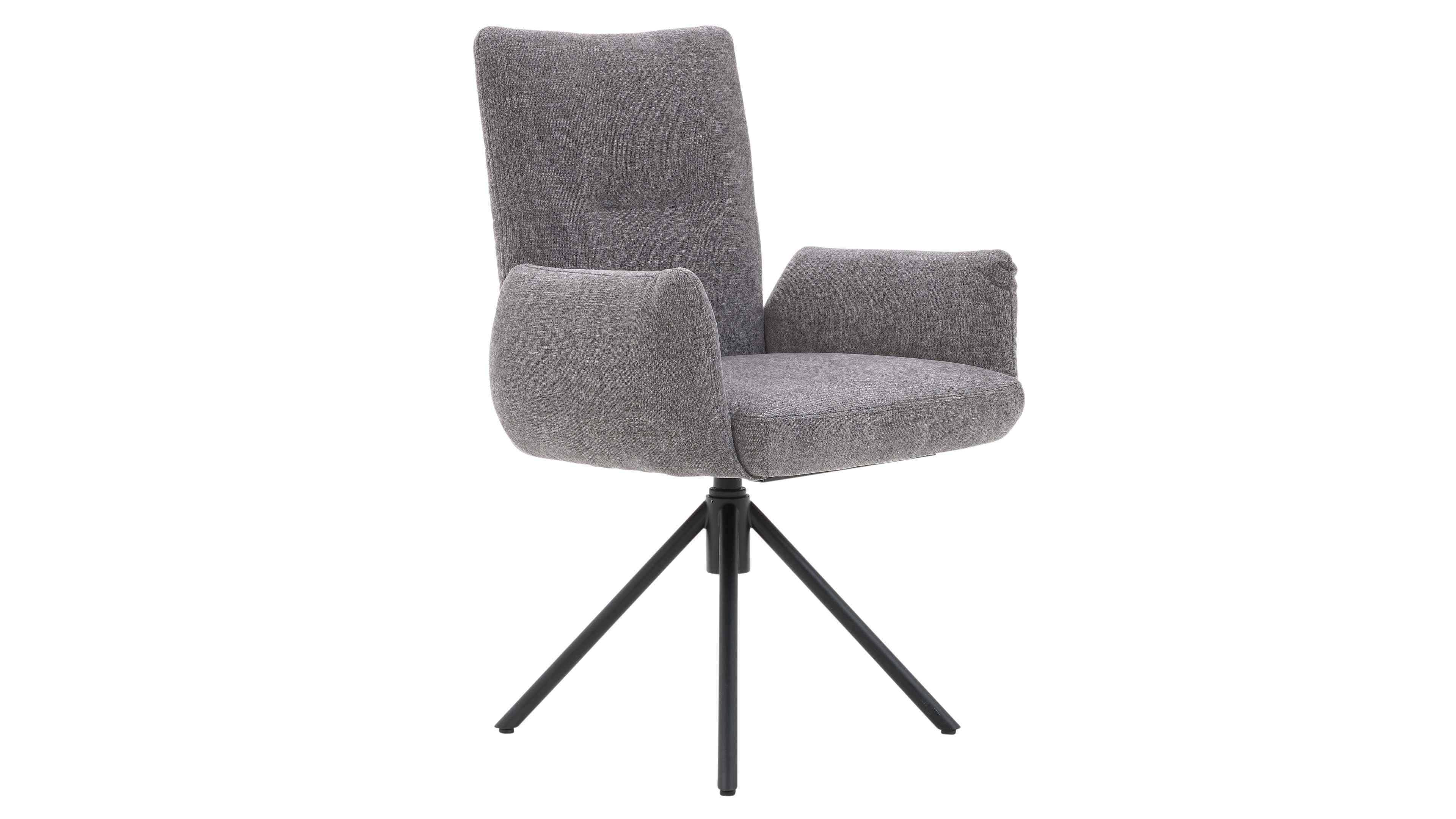 Grau bezogener Drehstuhl mit hoher Rückenlehne, gepolsterten Armlehnen und vier schwarzen, auseinanderstehenden Metallbeinen.